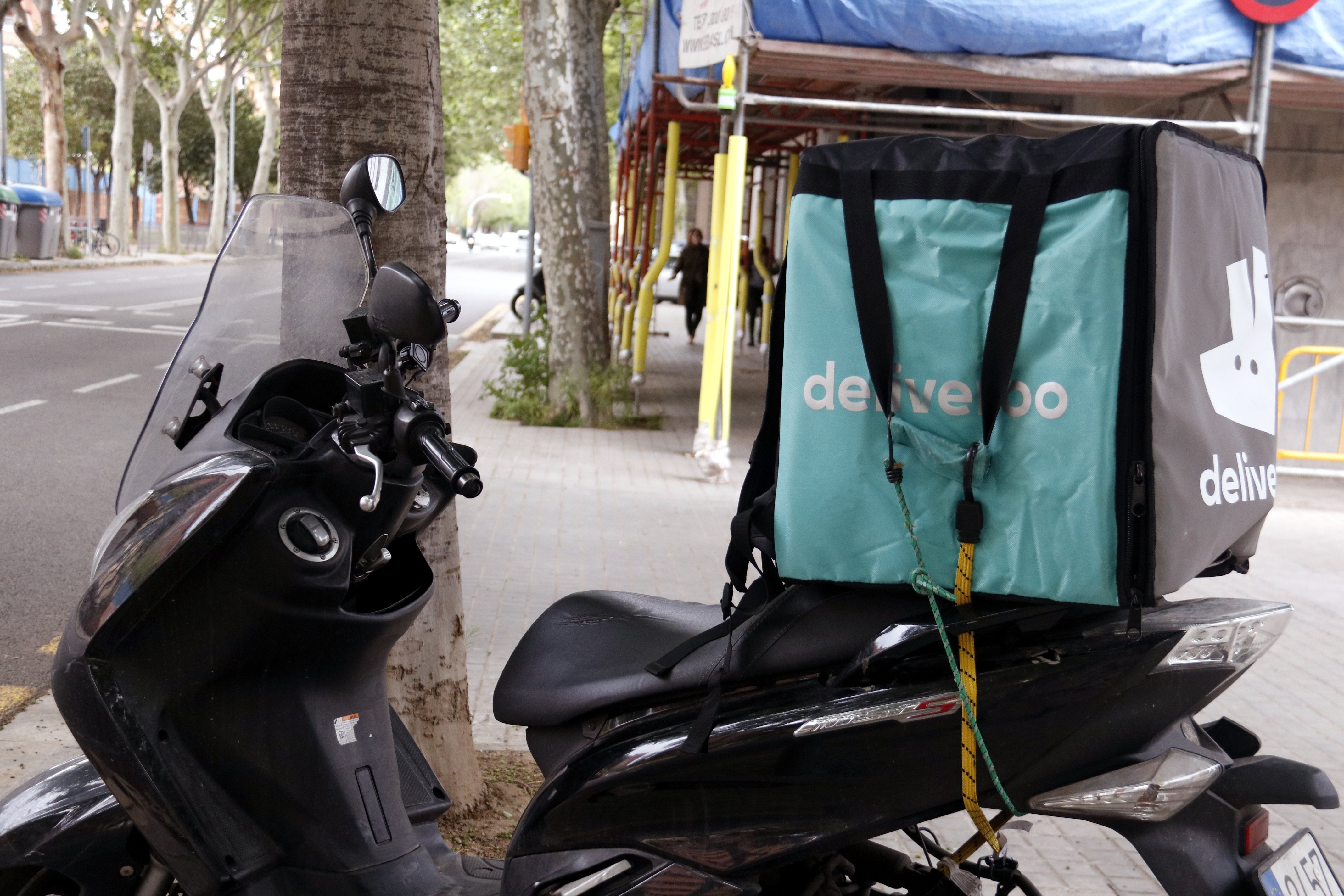 Deliveroo amplia el seu servei de repartiment en platges amb motos d'aigua