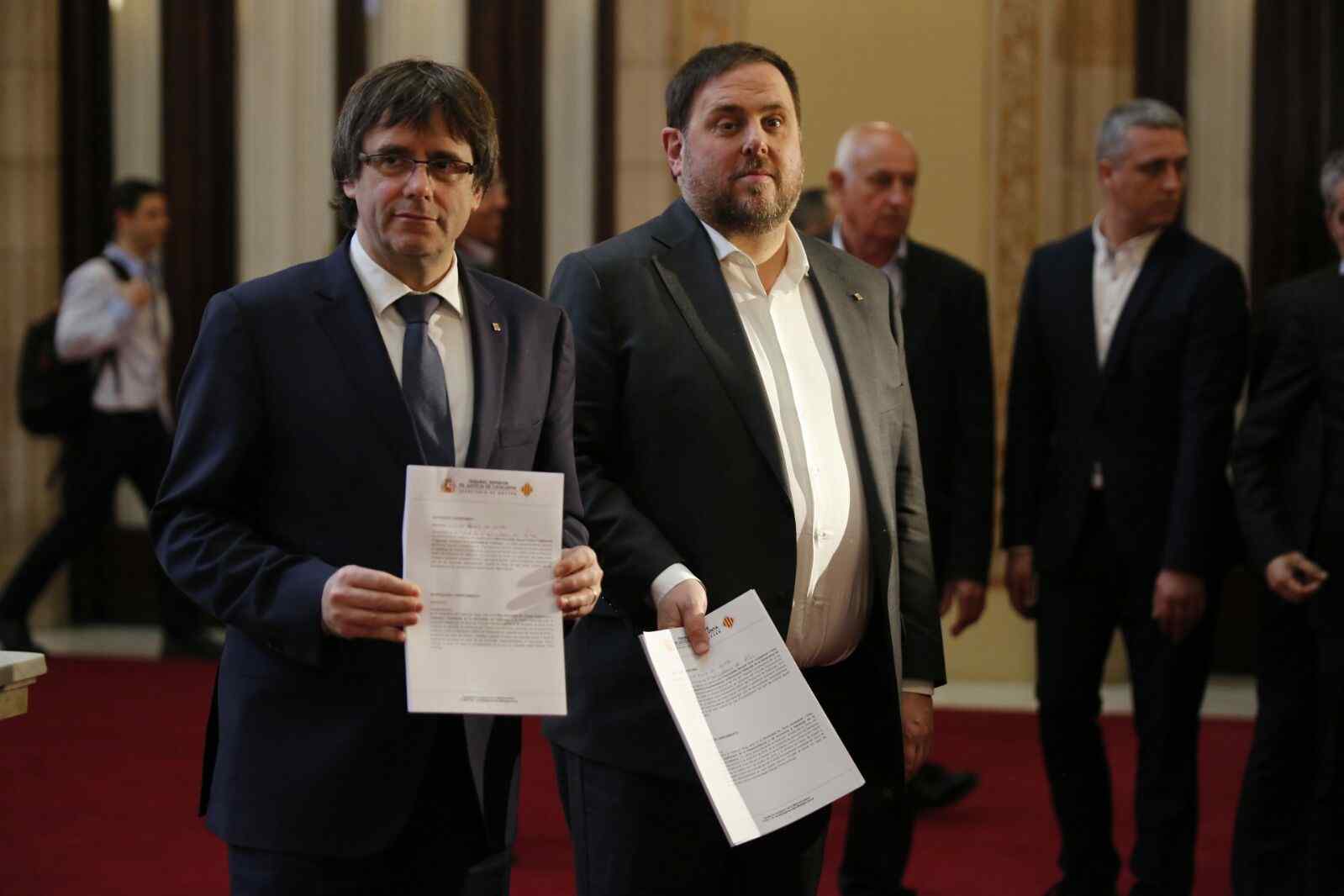 La irrupció del TSJC durant el ple provoca indignació al Parlament