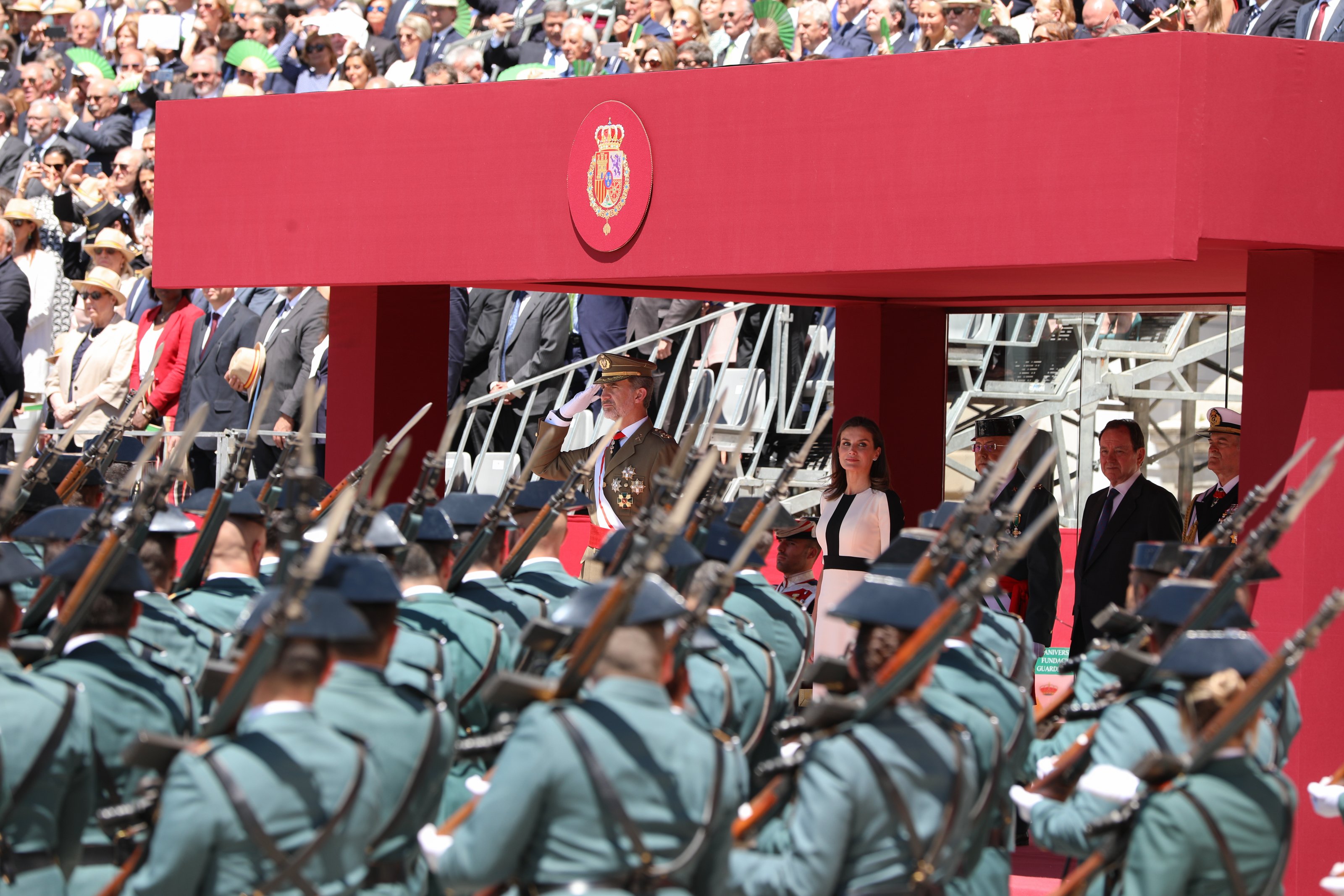 Critiquen el "malbaratament de la desfilada" del Dia de les Forces Armades