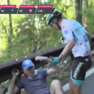 Un ciclista agredeix un aficionat que l'havia fet caure