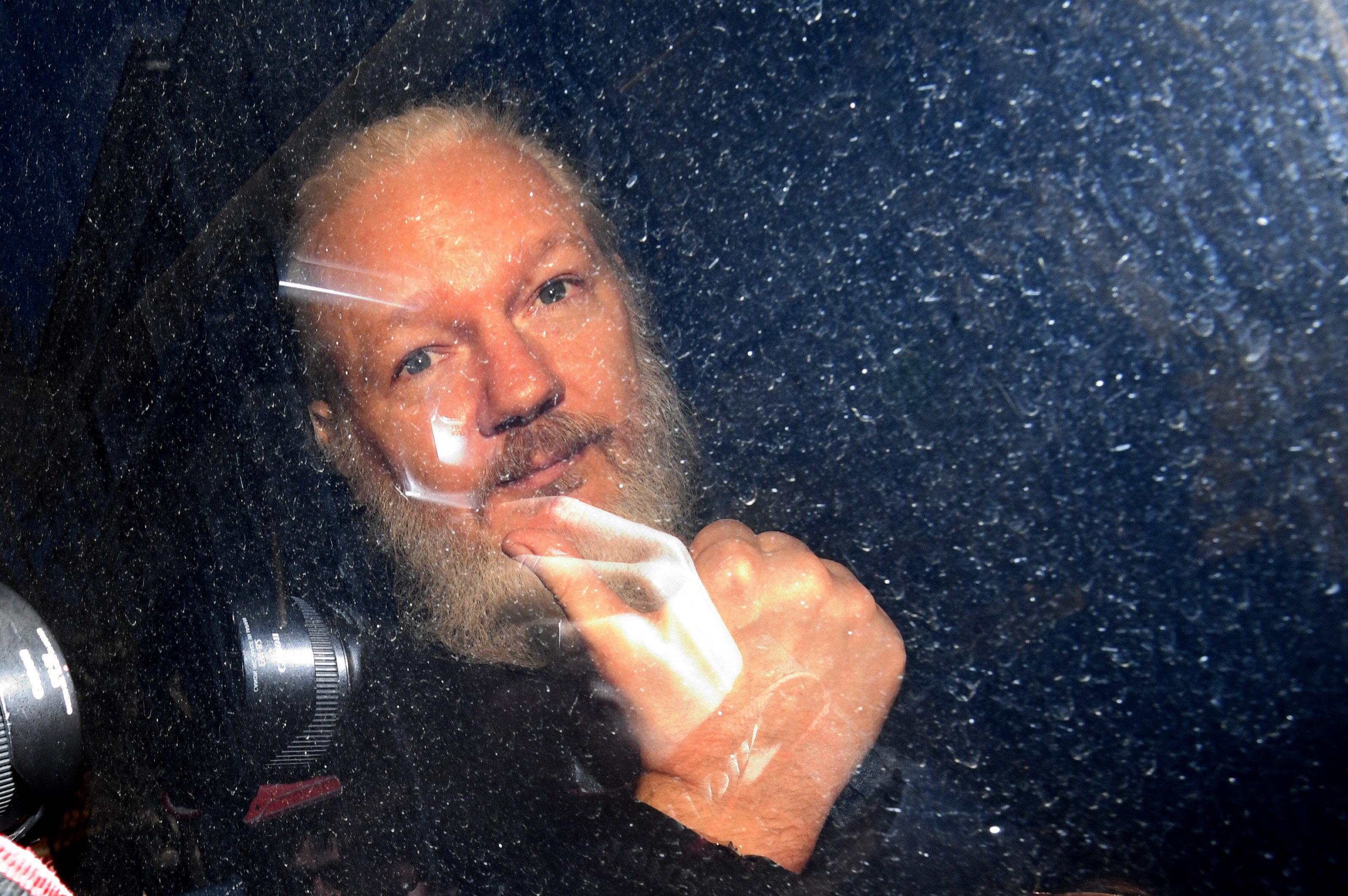 Periodistes d'arreu del món surten en defensa de Julian Assange