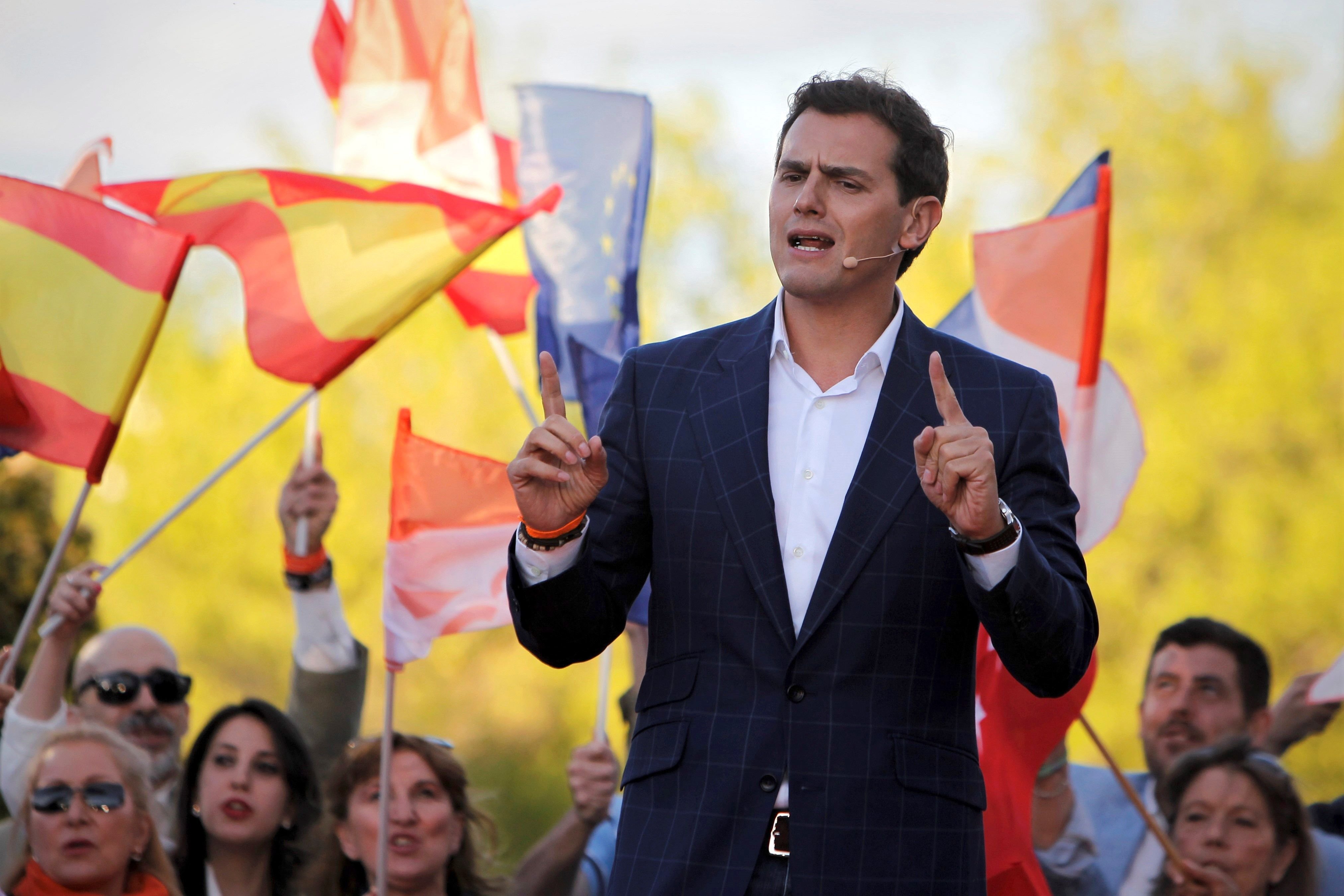 Creus que Albert Rivera hauria de fer un pas al costat?