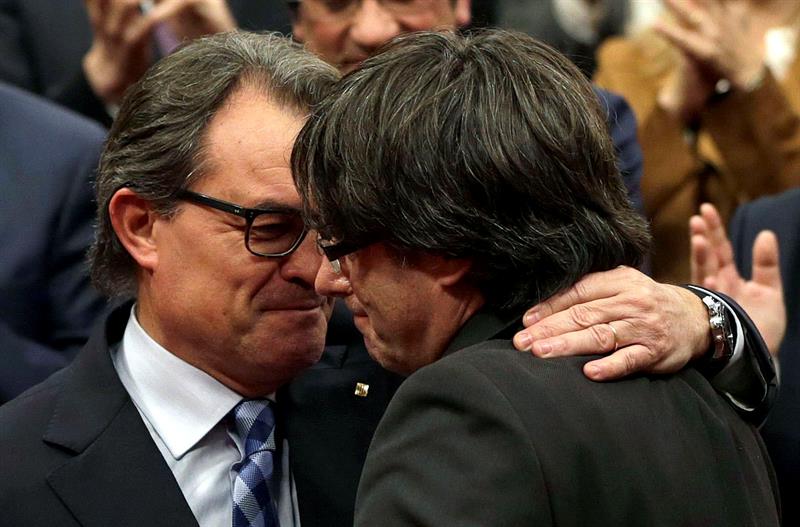 Puigdemont releva a Mas en una investidura de infarto