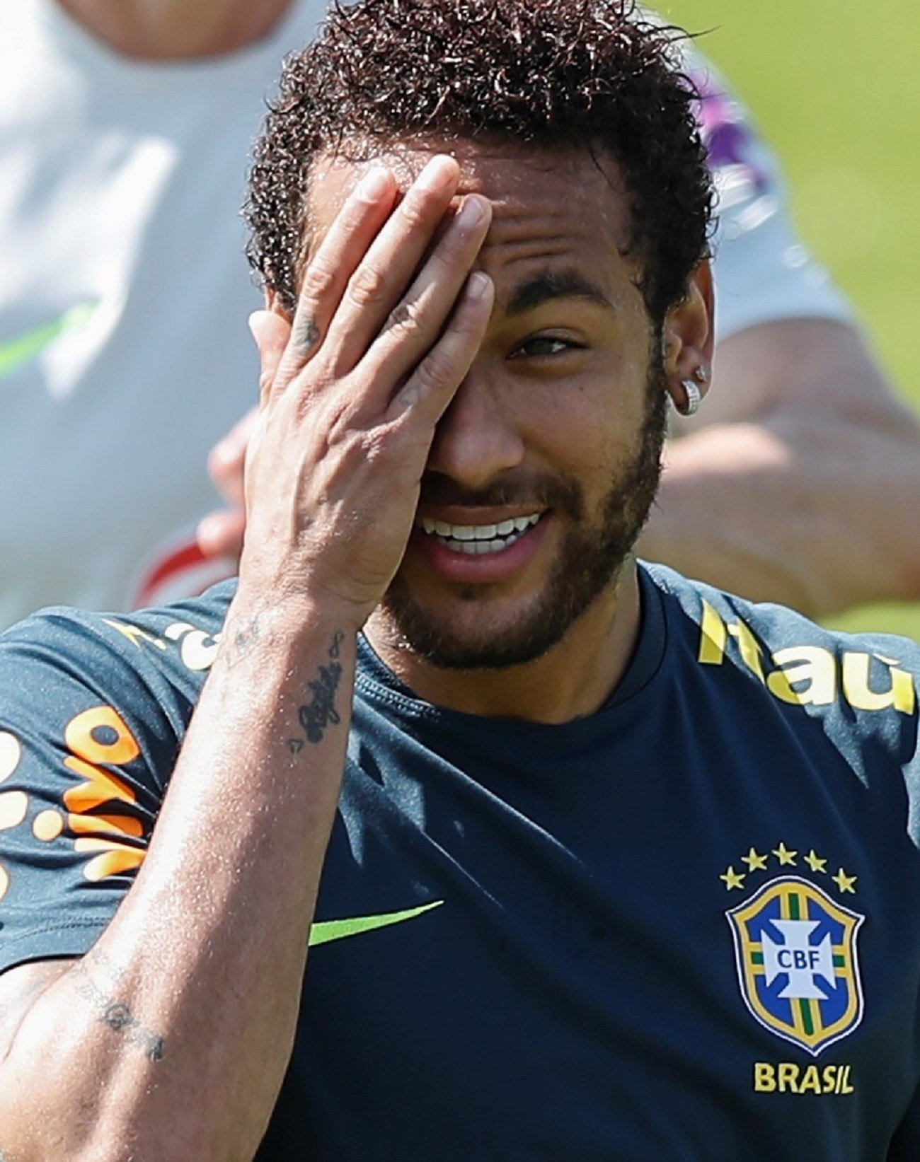 Neymar s'ofereix i el Barça no el descarta