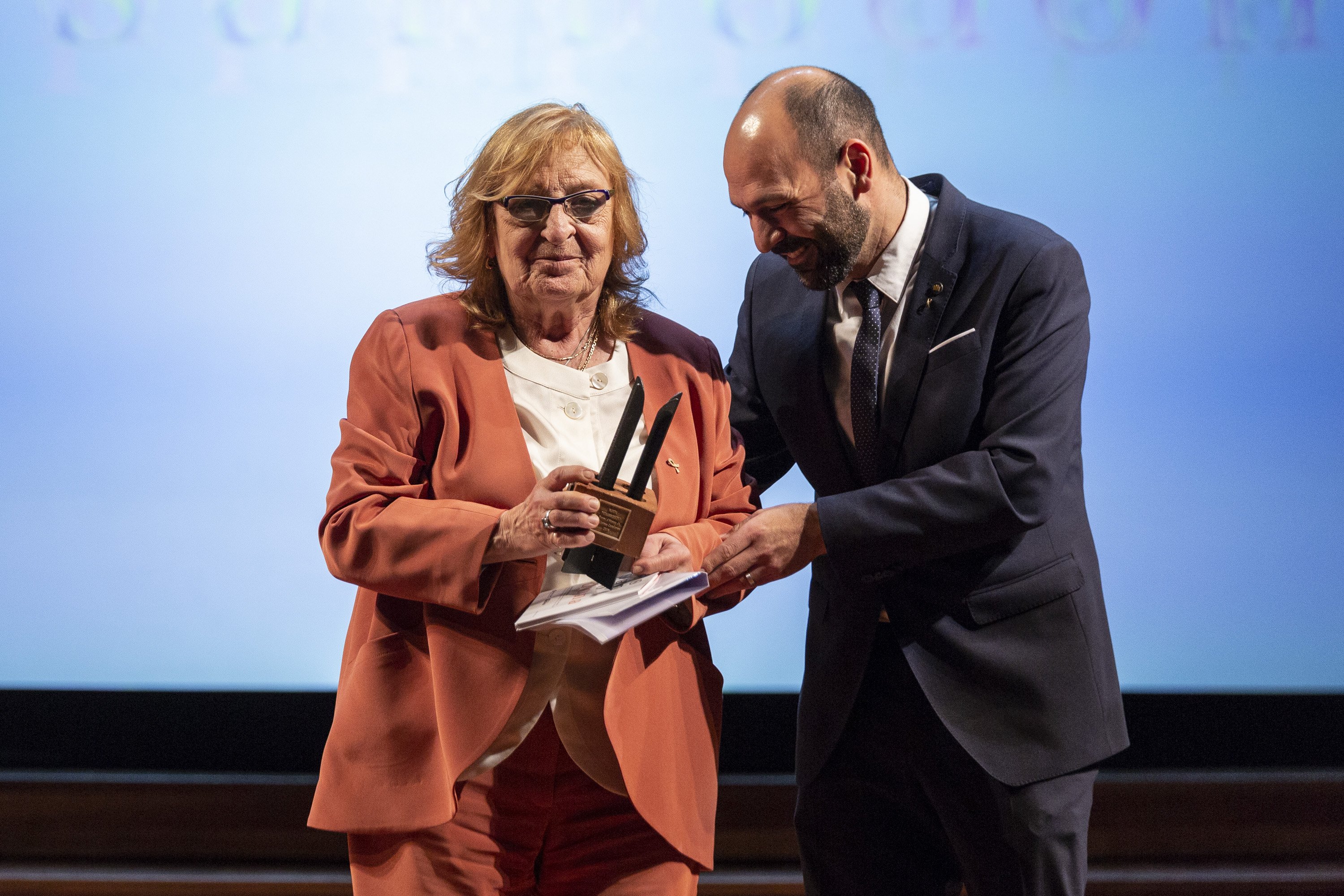 Pessarrodona recibe el Premi d'Honor en un Palau de la Música que grita "¡Libertad!"