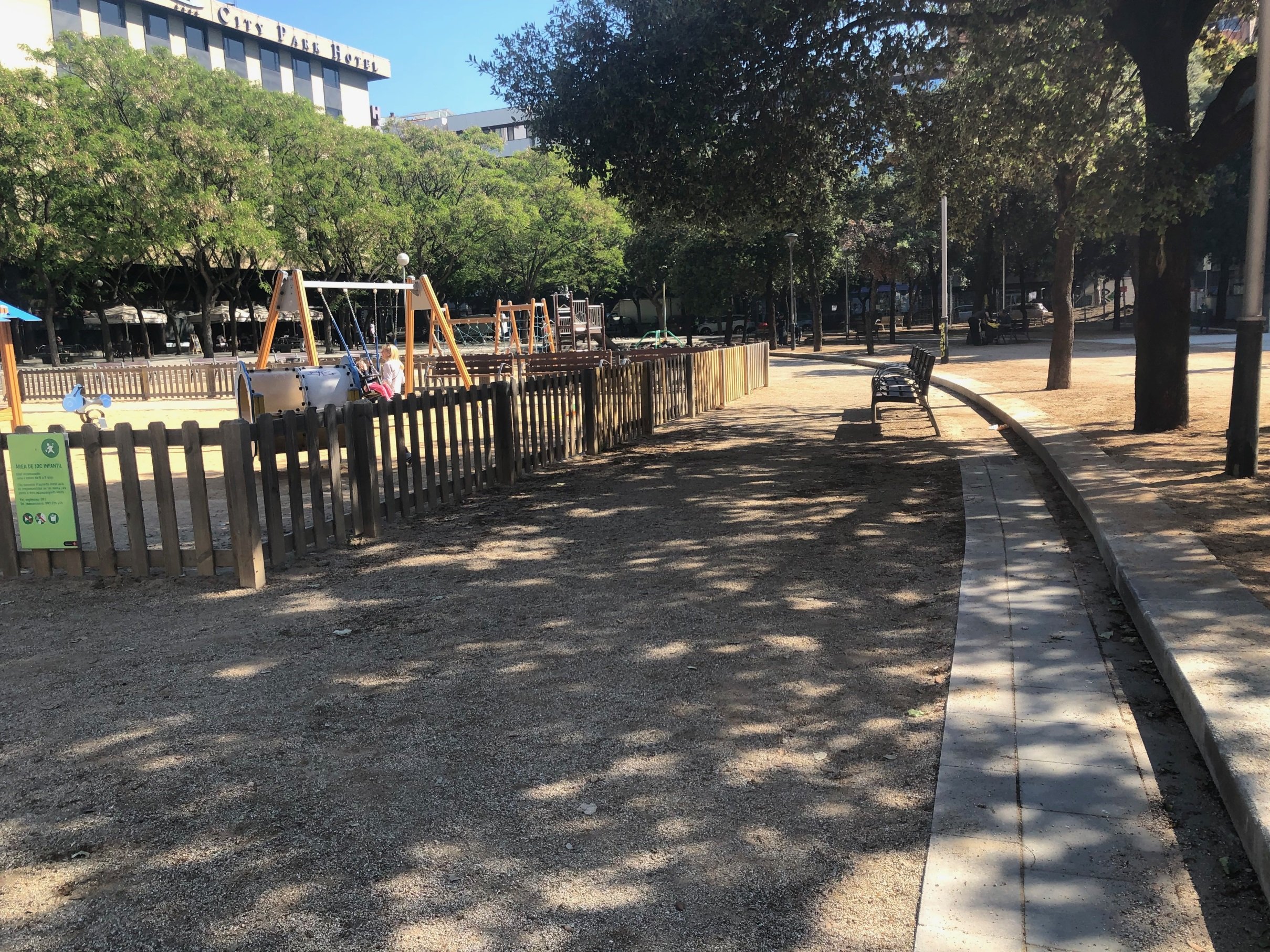 Construyen una plaza nueva en Barcelona y no es accesible