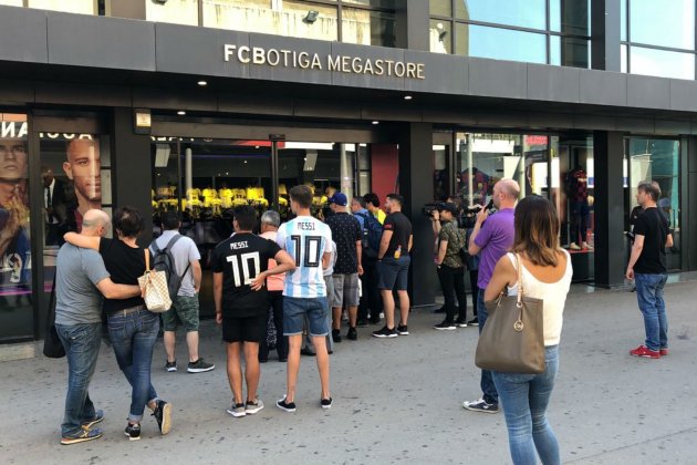 turistas tienda barça paz cosa