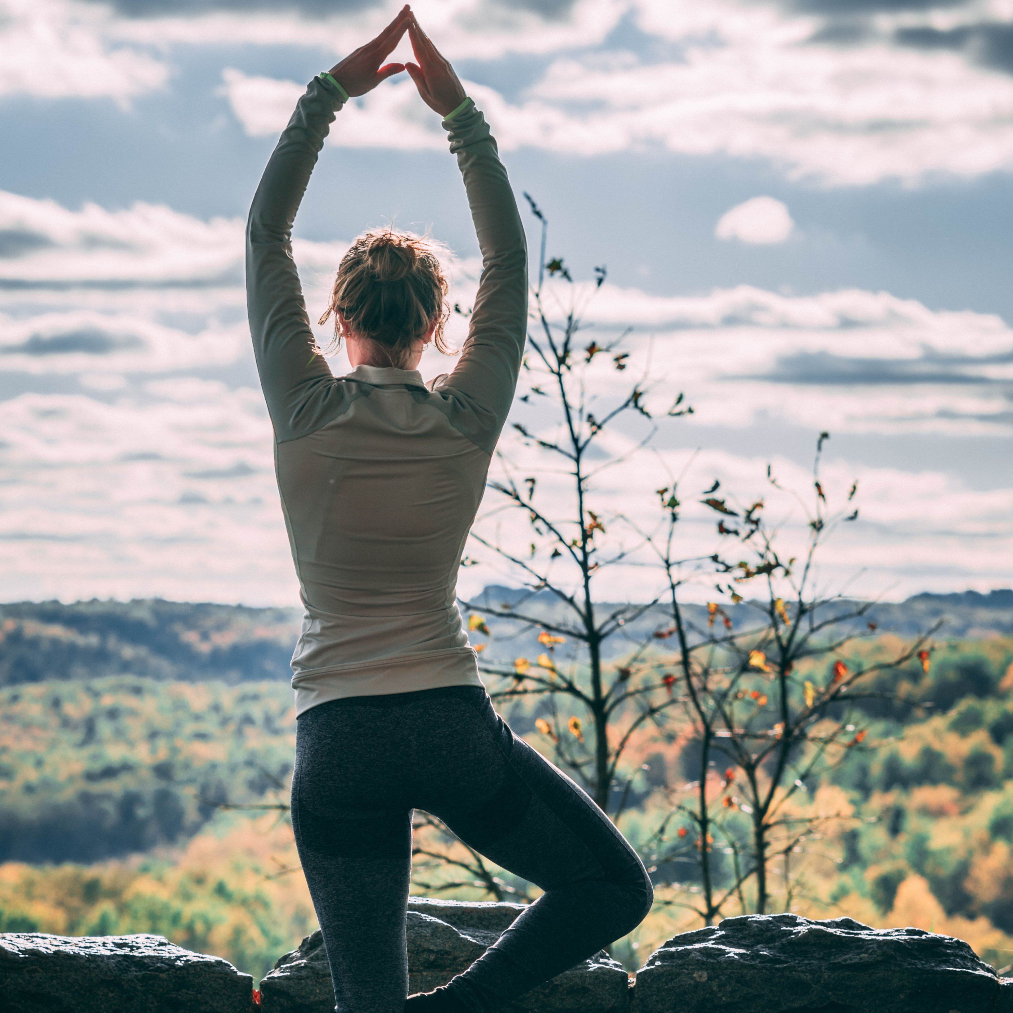 Por qué los expertos te recomiendan el yoga para mejorar tu salud física y mental