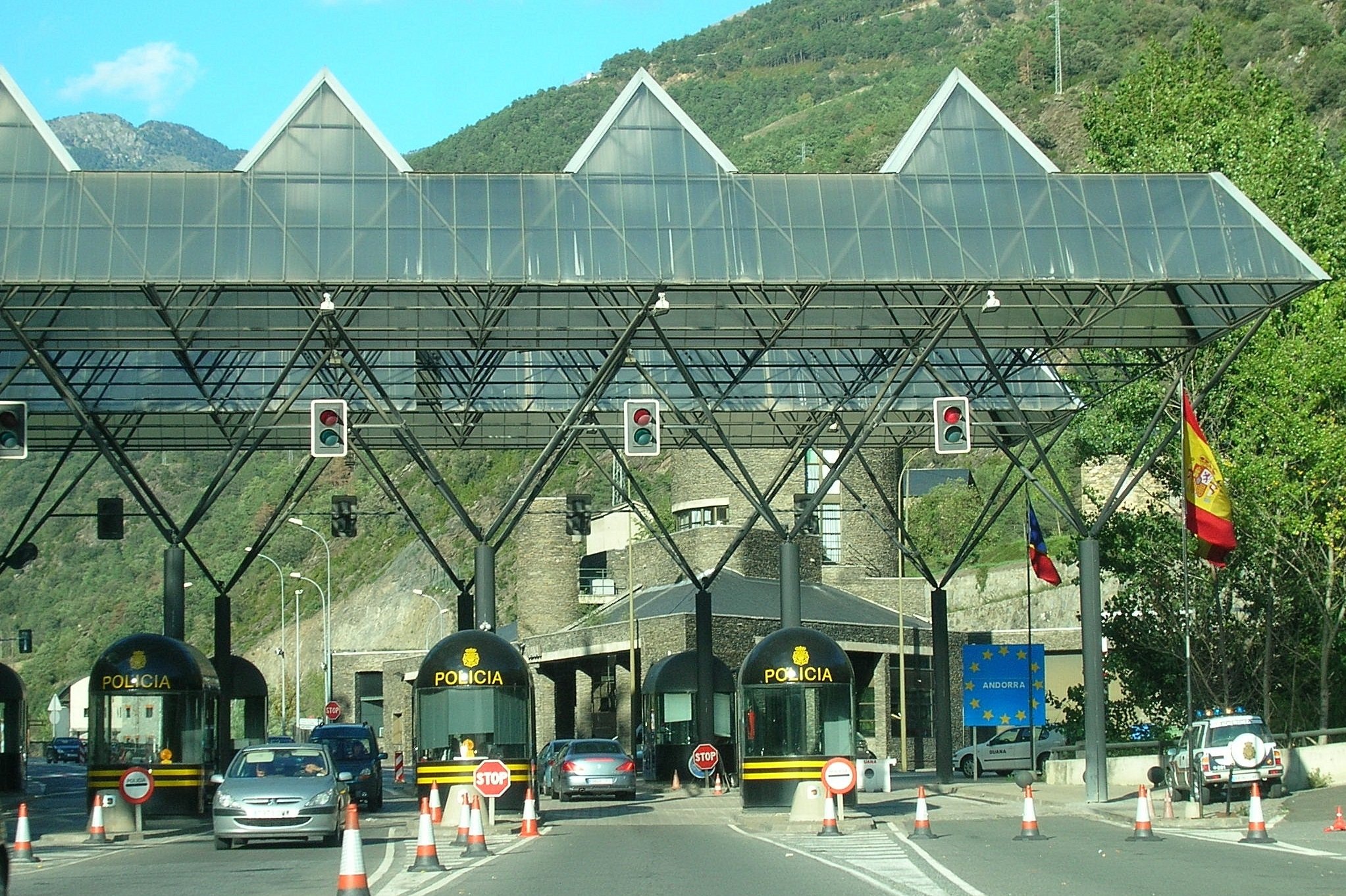 La Guàrdia Civil obliga a treure senyeres de matrícules franceses a Andorra