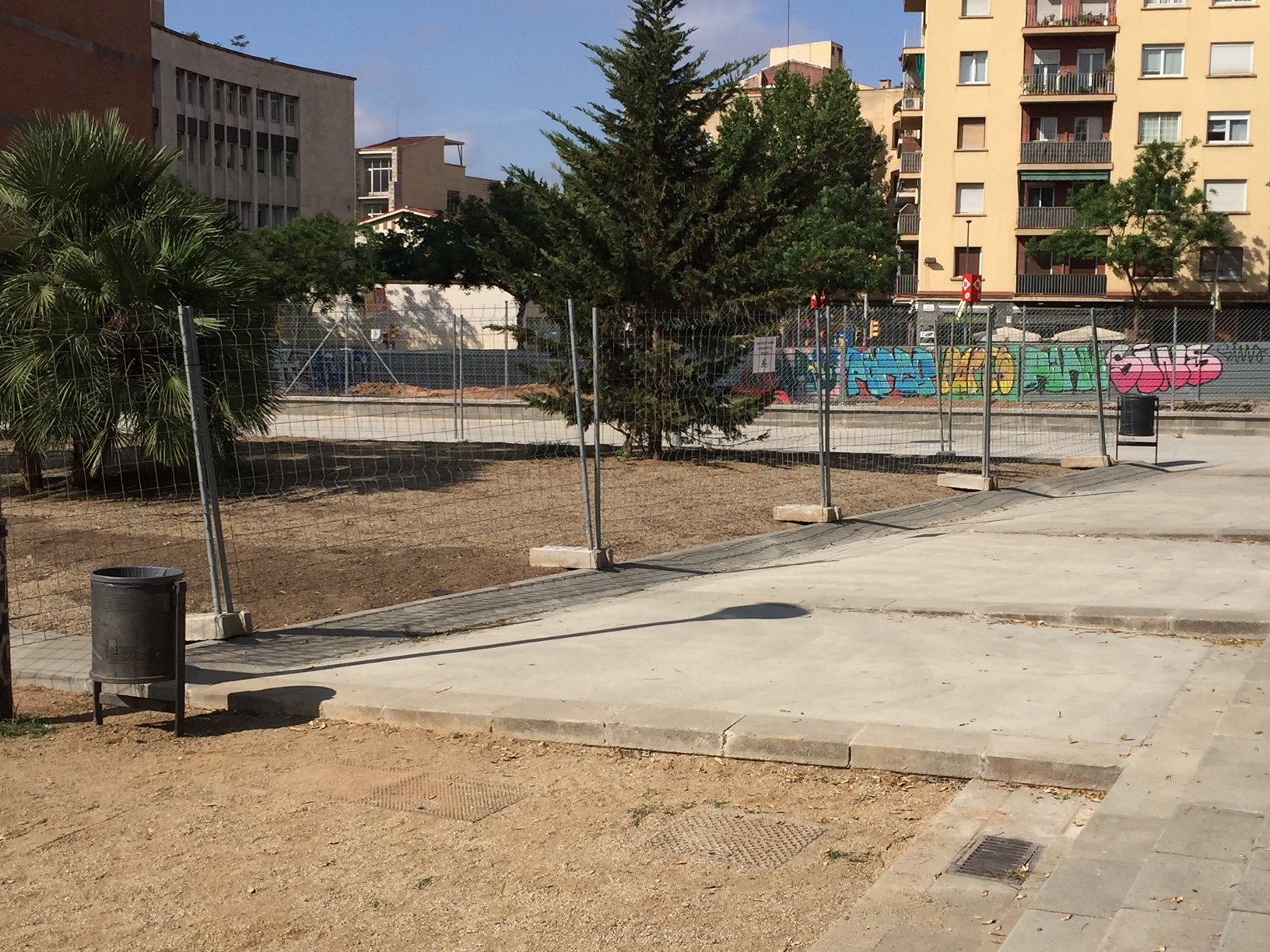 Jardins de Màlaga, barrera arquitectònica, paperera - Maria Carbó