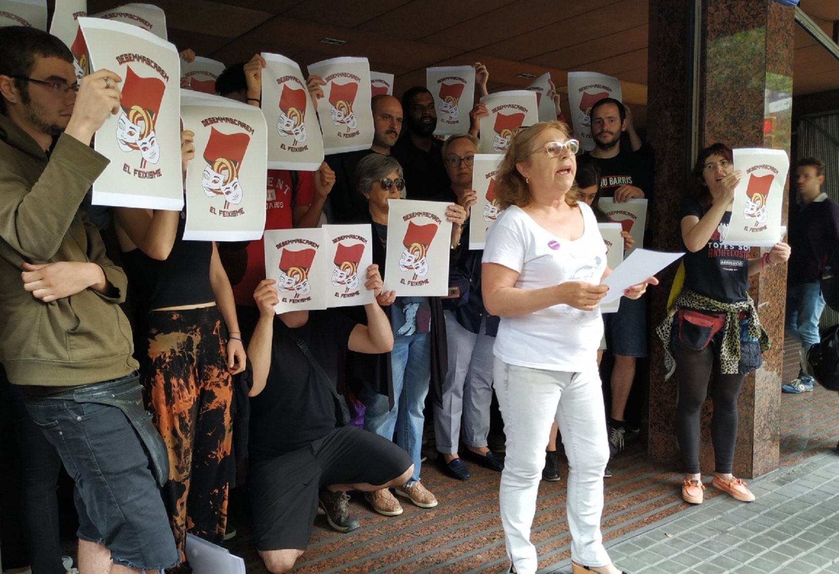 Protesta antifascista delante la sede de Sociedad Civil Catalana