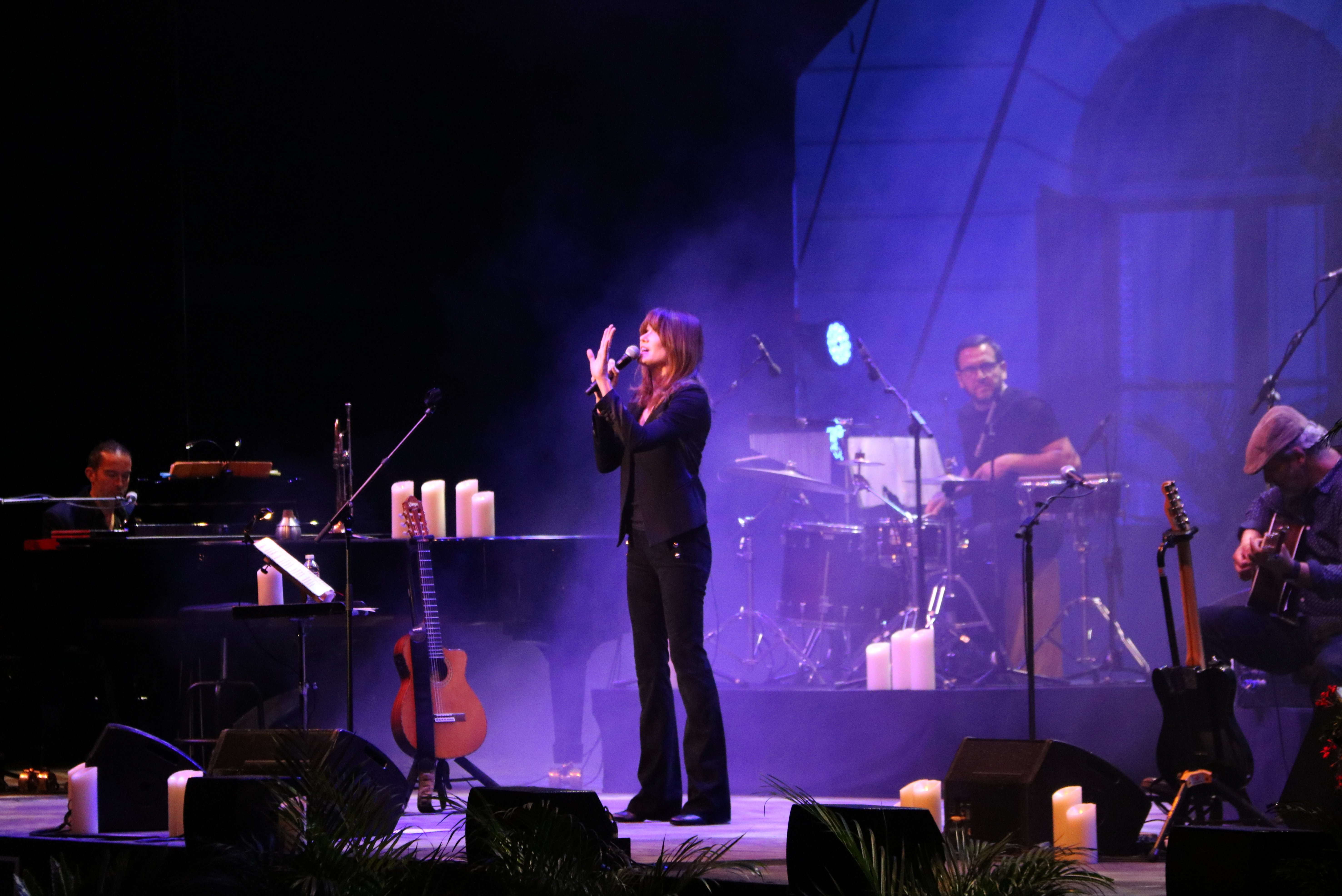 Carla Bruni inaugura el festival Jardins de Pedralbes amb un concert íntim