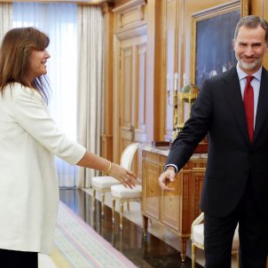 Borràs entrega a Felip VI una carta de Sànchez i l’informe de l’ONU