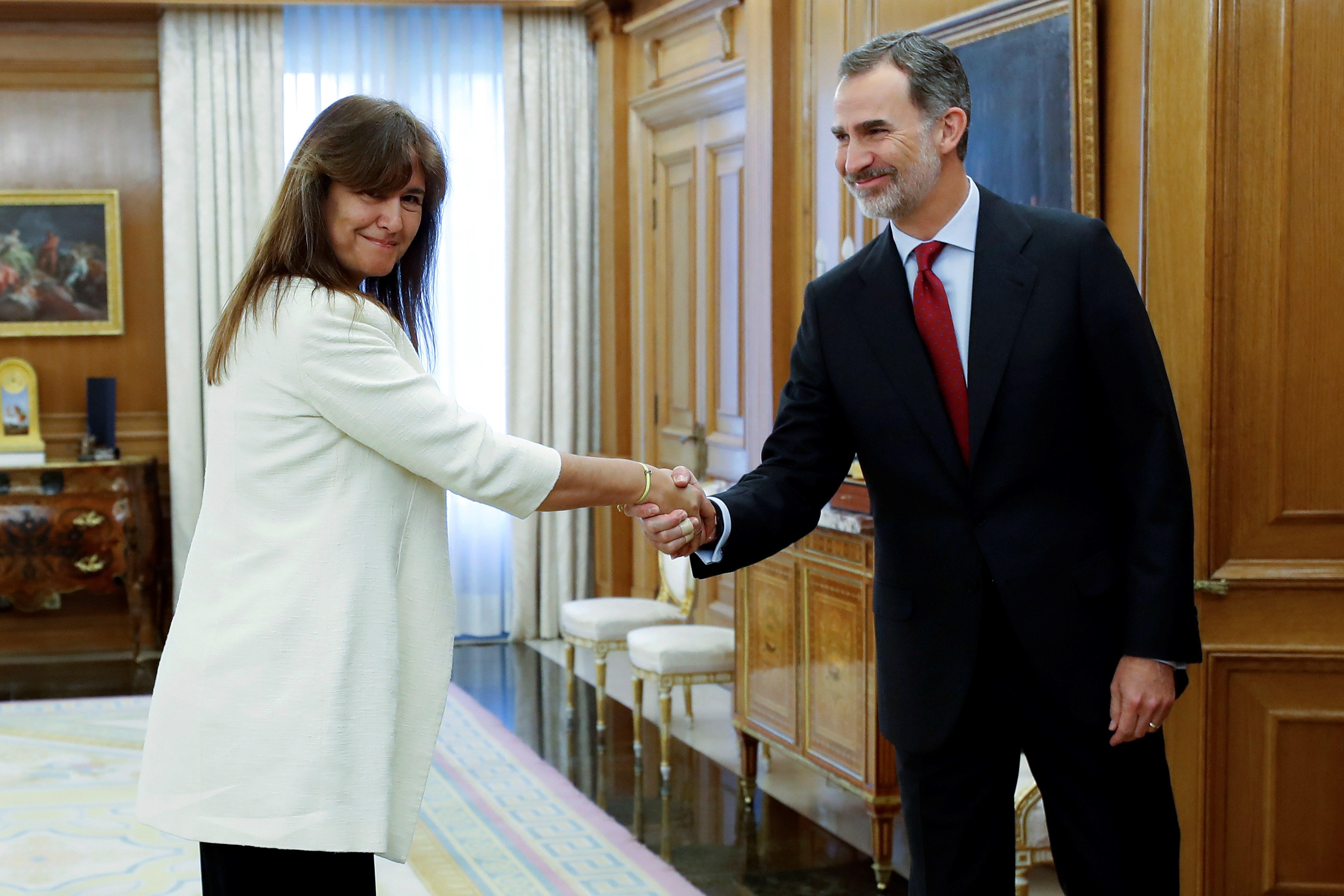 Borràs se reúne con Felipe VI con complementos amarillos por los presos