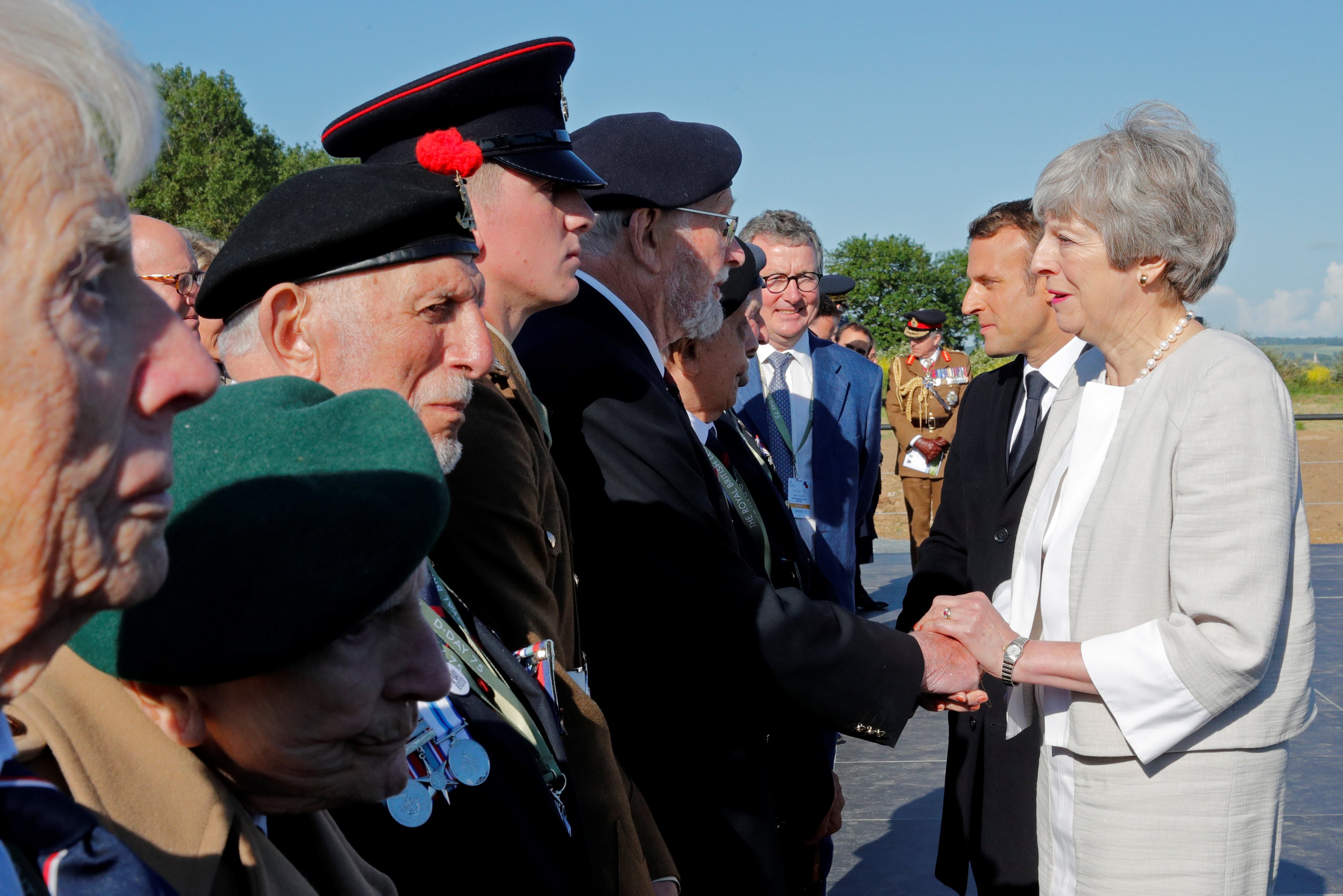 May y Macron rinden homenaje al "valor" de los veteranos del Dia-D