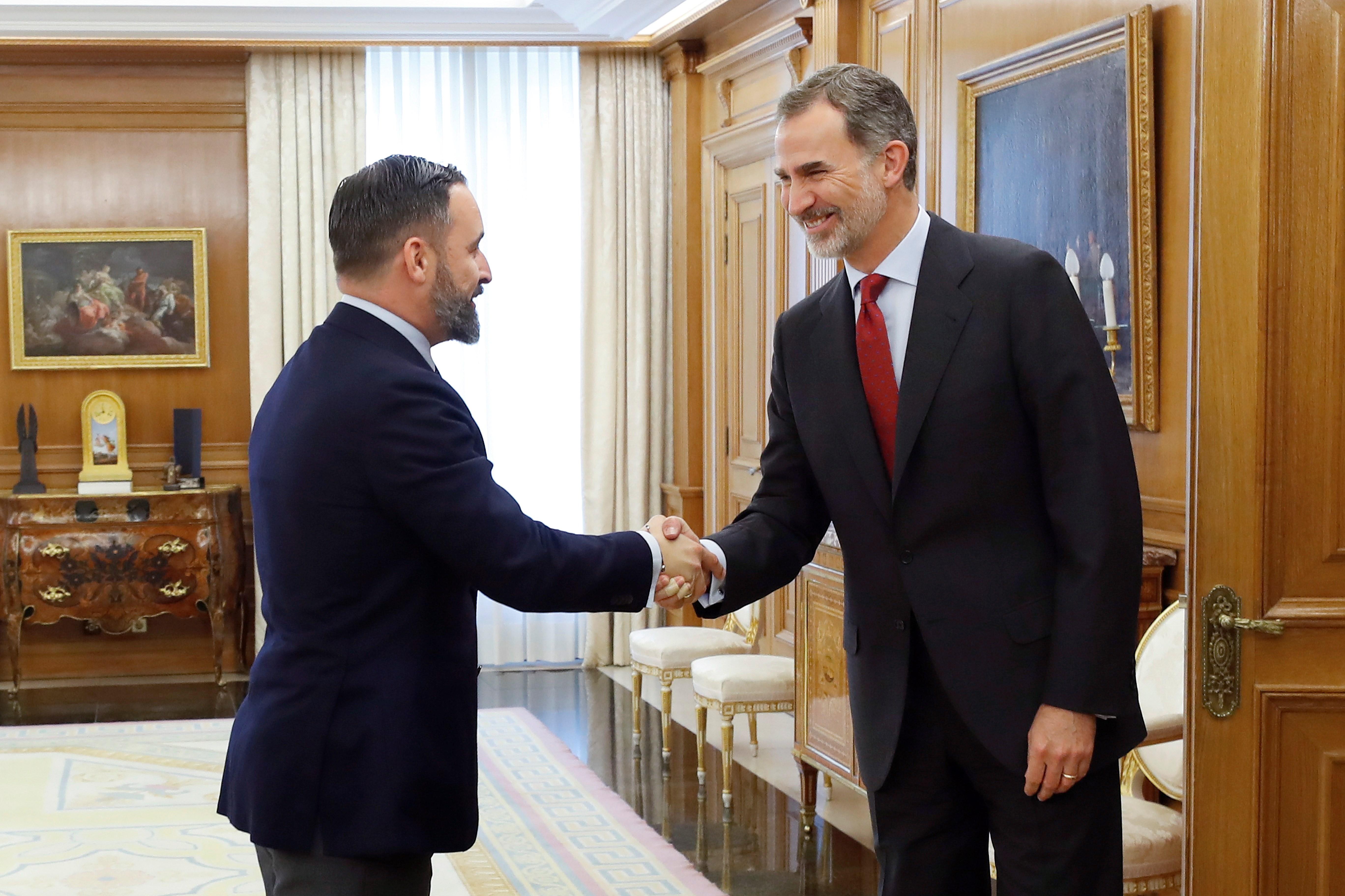 La peculiar encaixada de mans d'Abascal al Rei