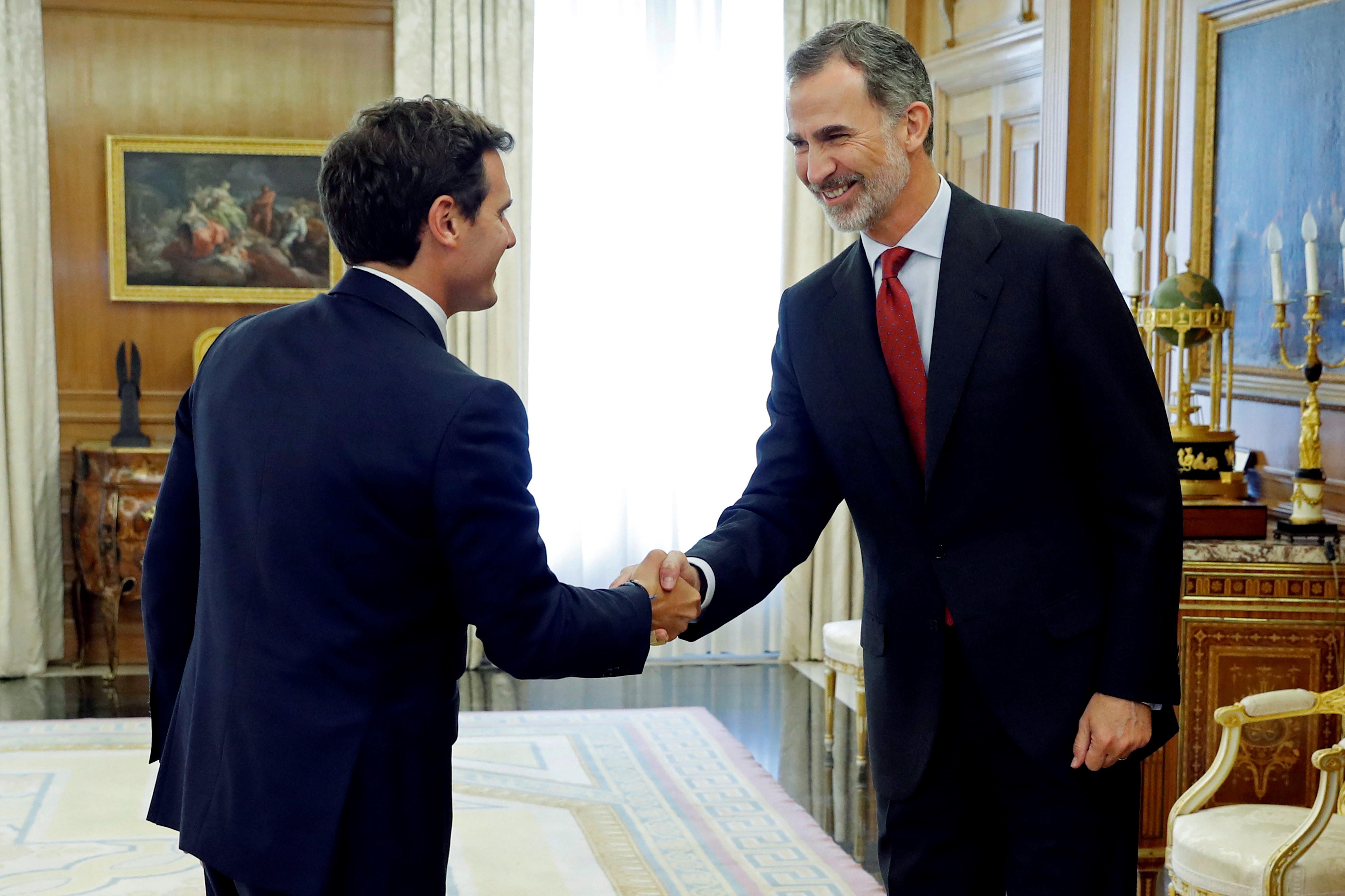Rivera descarta la abstención con Sánchez pero le insta a hacerlo en Navarra