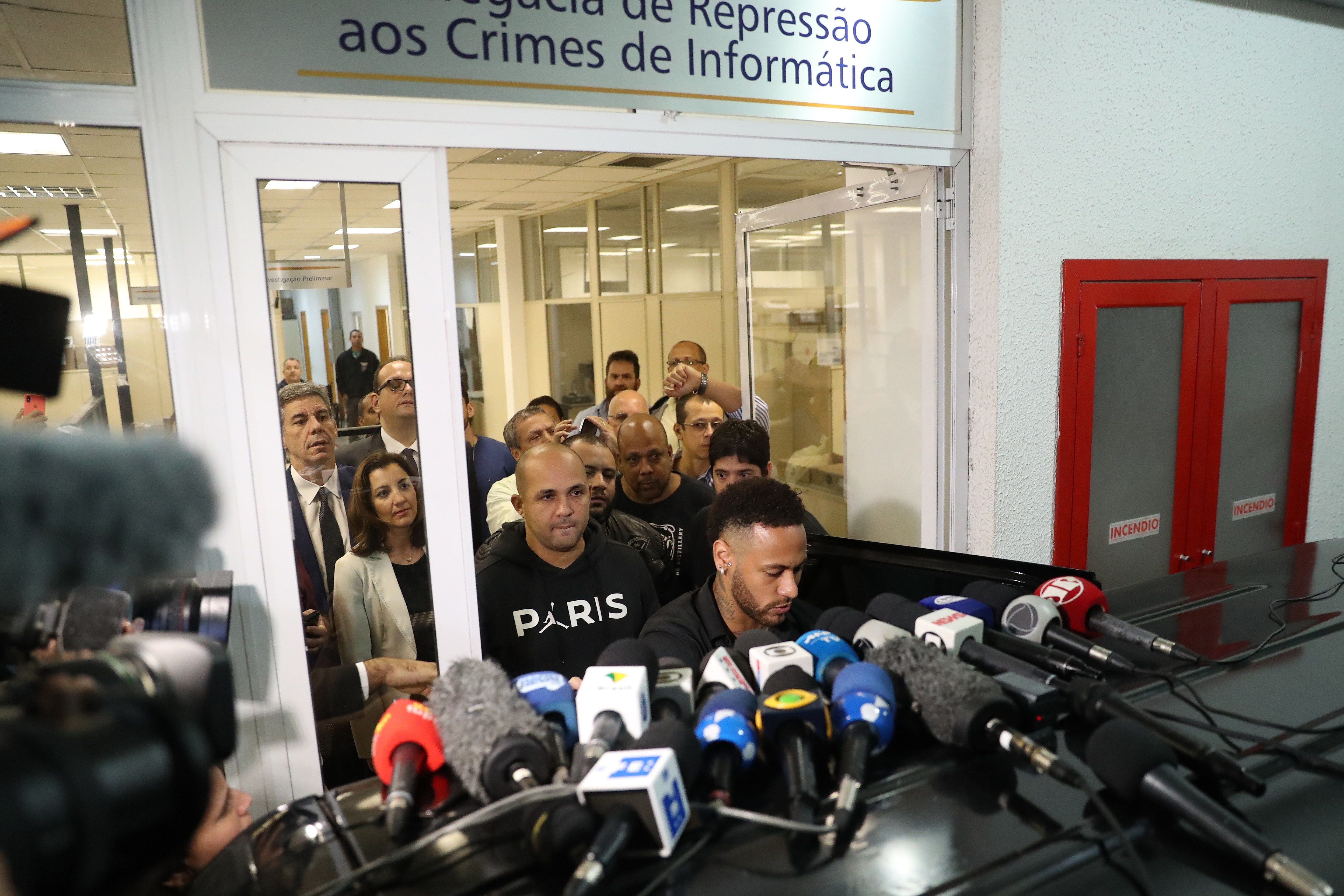 Neymar declara por haber difundido imágenes de la modelo que lo acusa de violar: "Me siento amado"