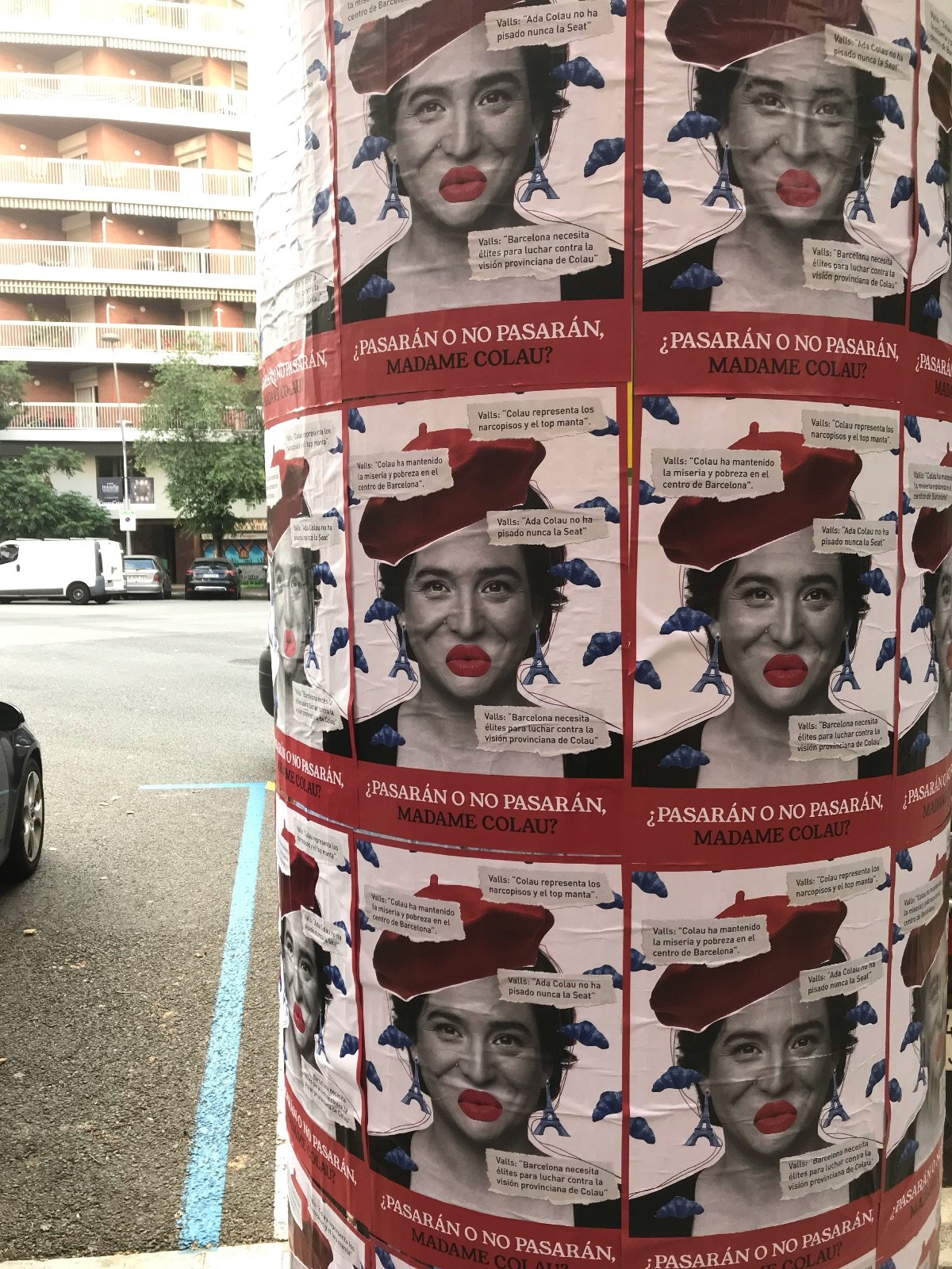 Empapelan la sede donde se reunirán los comunes con carteles contra la investidura con Valls