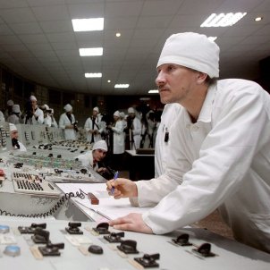 Un empleado de la planta nuclear de Chernobil vigila la actividad en el Reactor número 1 conmemoracion 20 aniversario de la construcción del Refugio de la Planta nuclear de Chernobil en 1986 EFE Un empleado de la planta nuclear de Chernobil vigila la actividad en el Reactor número 1 conmemoracion 20 aniversario de la construcción del Refugio de la Planta nuclear de Chernobil en 1986 EFE