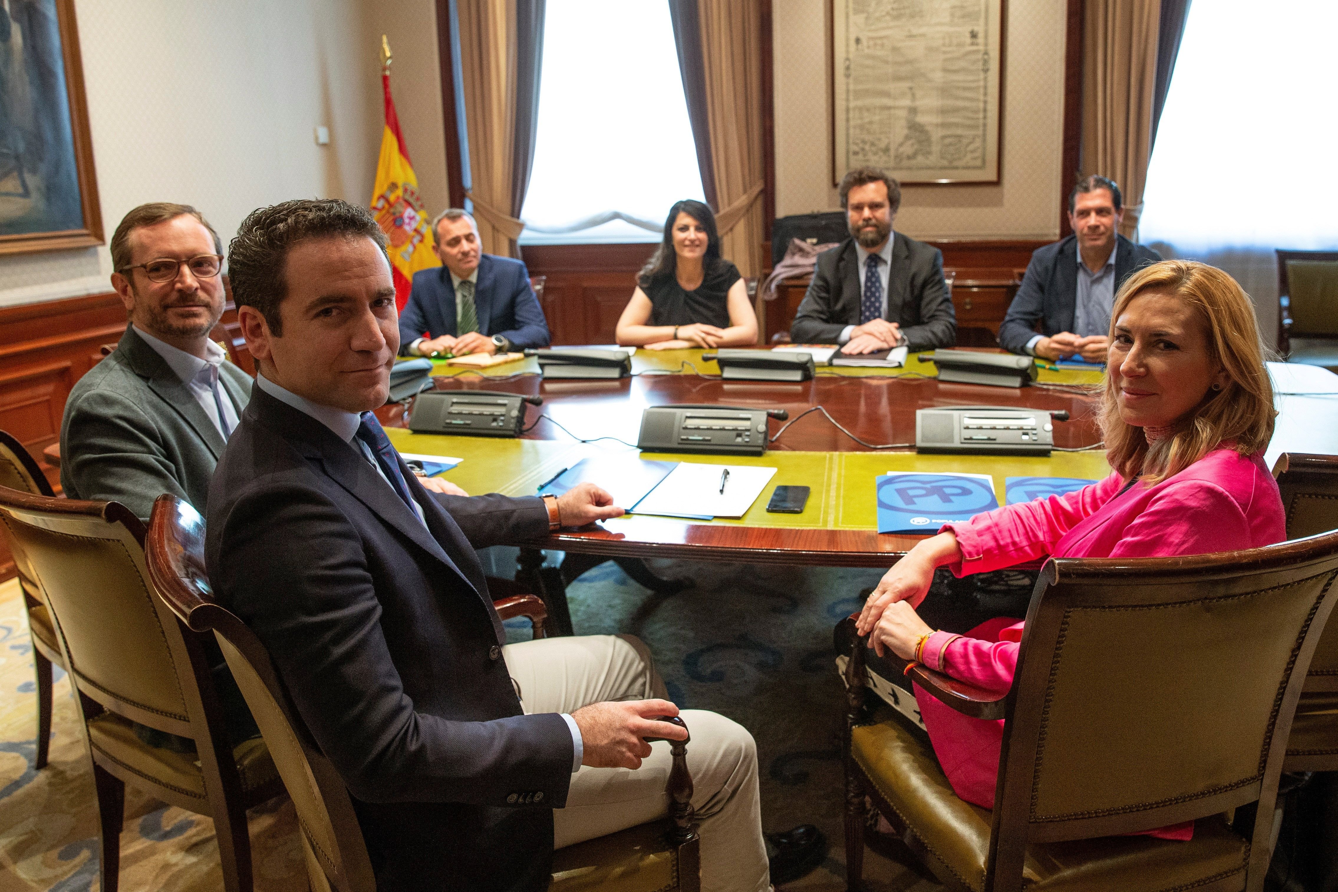 El PP y Vox cierran un acuerdo para gobernar juntos en los municipios donde sumen