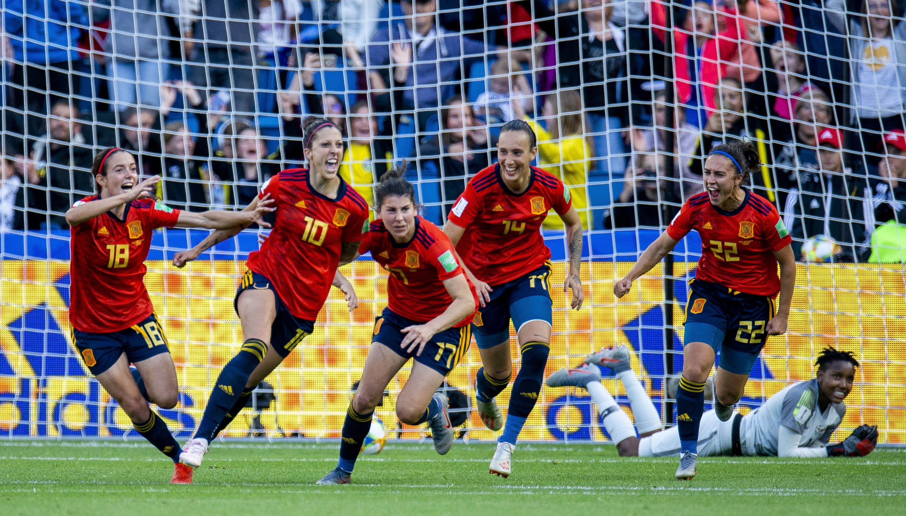 España remonta y consigue la primera victoria en un Mundial (3-1)
