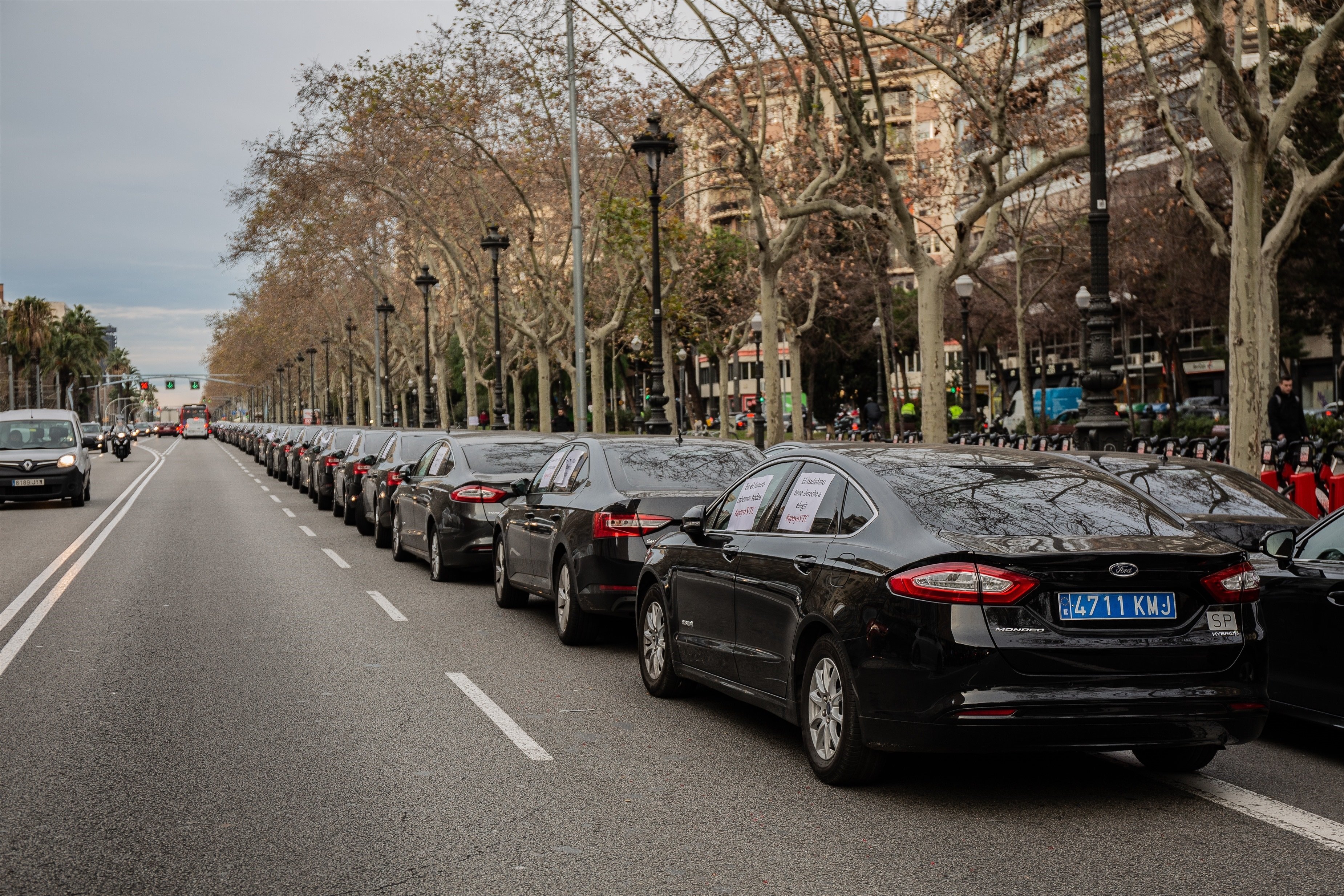Uber torna a Barcelona com a aplicació de taxi