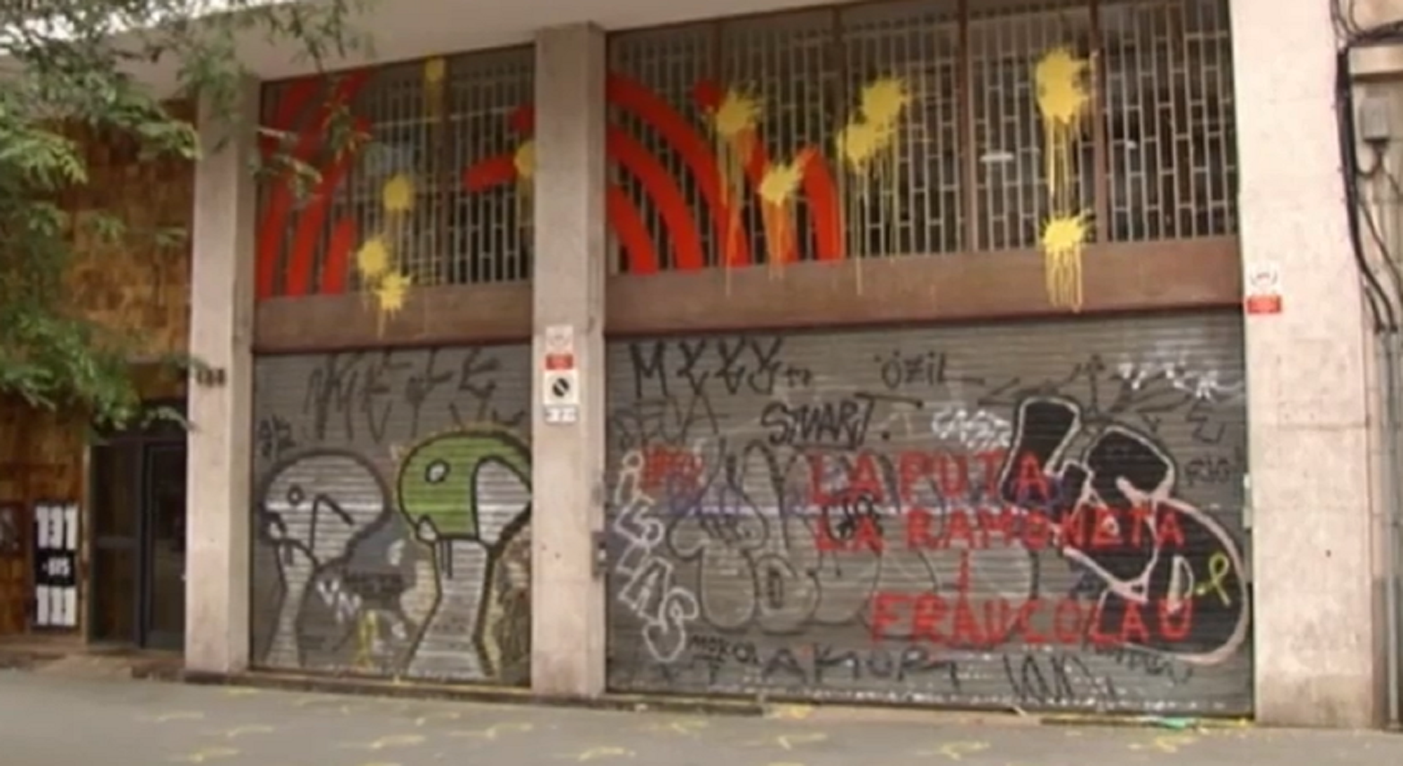 Pintan  "la puta y la Ramoneta" y "FrauColau" en la sede de BComú y lanzan pintura amarilla
