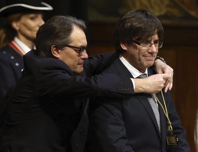 Puigdemont elude prometer por el Rey y la Constitución