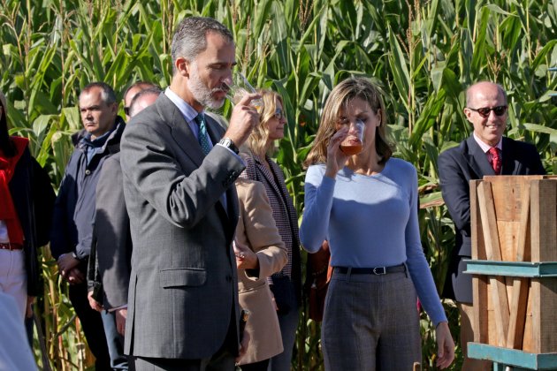 leticia y felip bebiendo sidra gtres