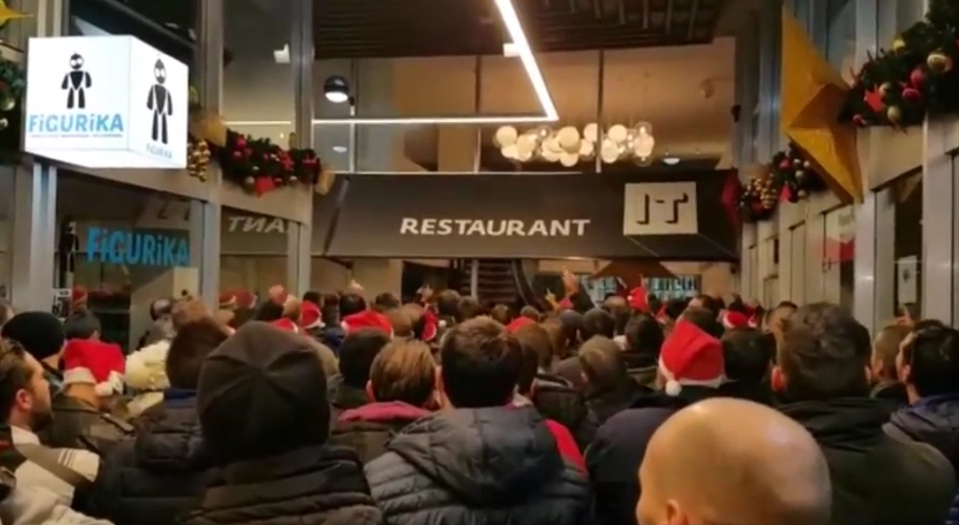 VÍDEO: Mossos con gorros de Papá Noel abuchean a Trapero en la cena de la DGP
