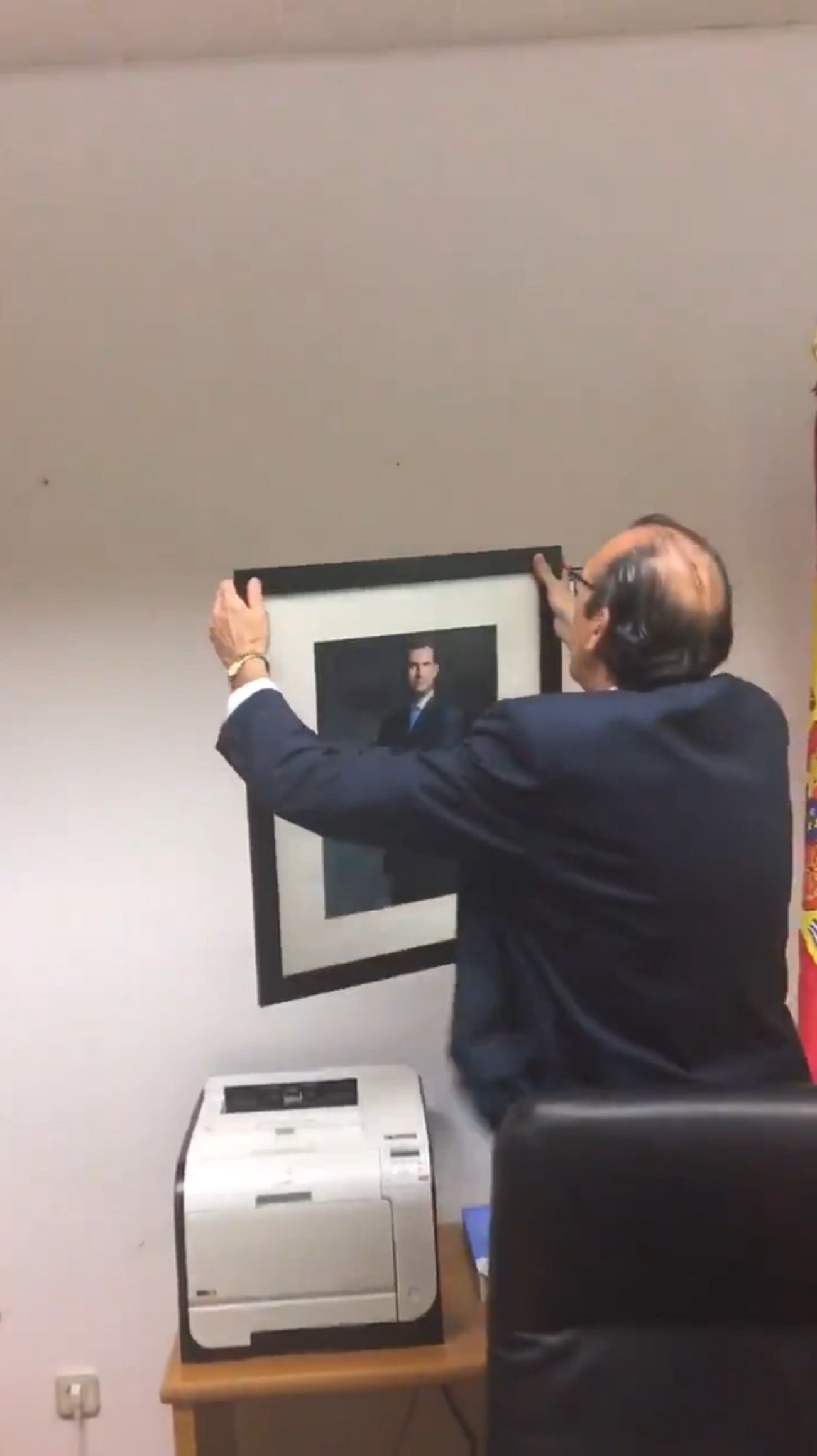 Vox canvia un quadre sobre igualtat per una foto del Rei just entrar a l'Assemblea de Madrid