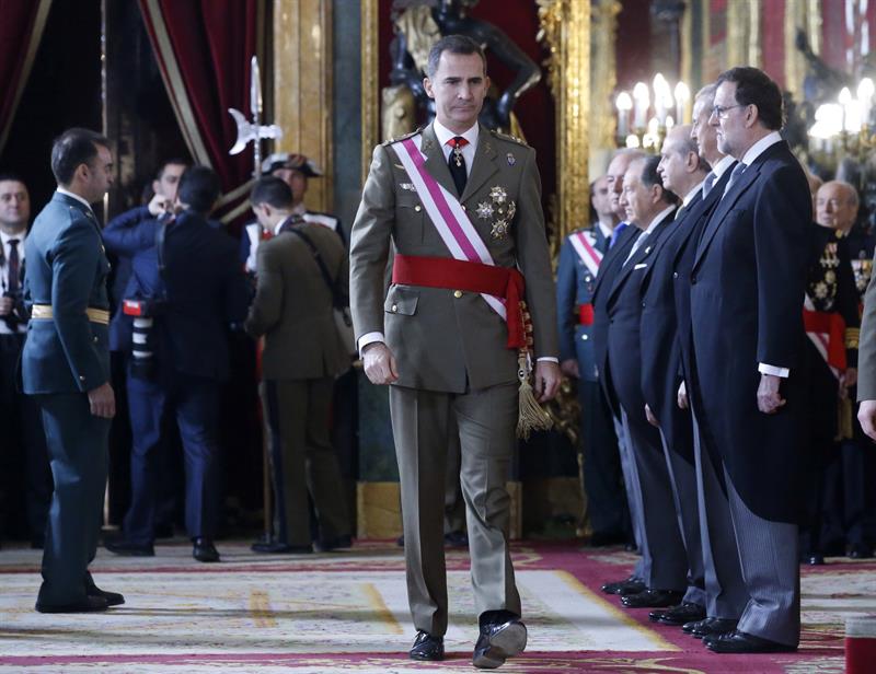 Felipe VI obvia la situación política y pide firmeza al Ejército
