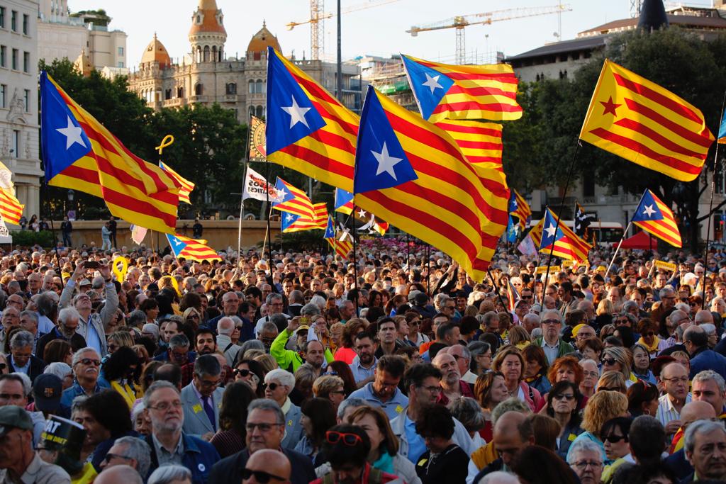 Milers de persones es manifesten arreu del país per la fi del judici