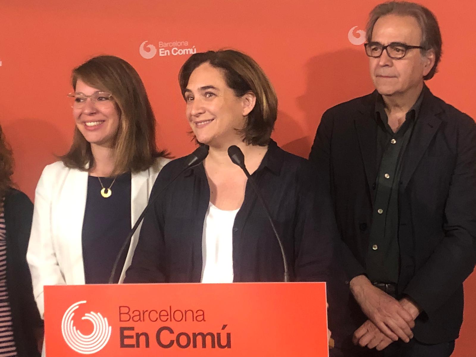 Colau acepta el apoyo de Valls y sondea a sus bases: "No debemos renunciar a gobernar"