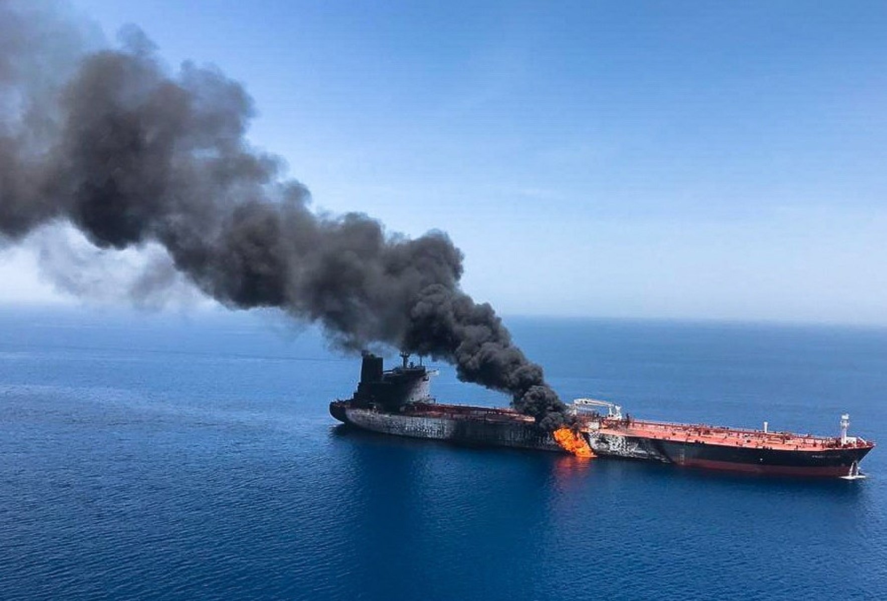 Iran denuncia el ataque con misiles a un petrolero frente la costa saudí