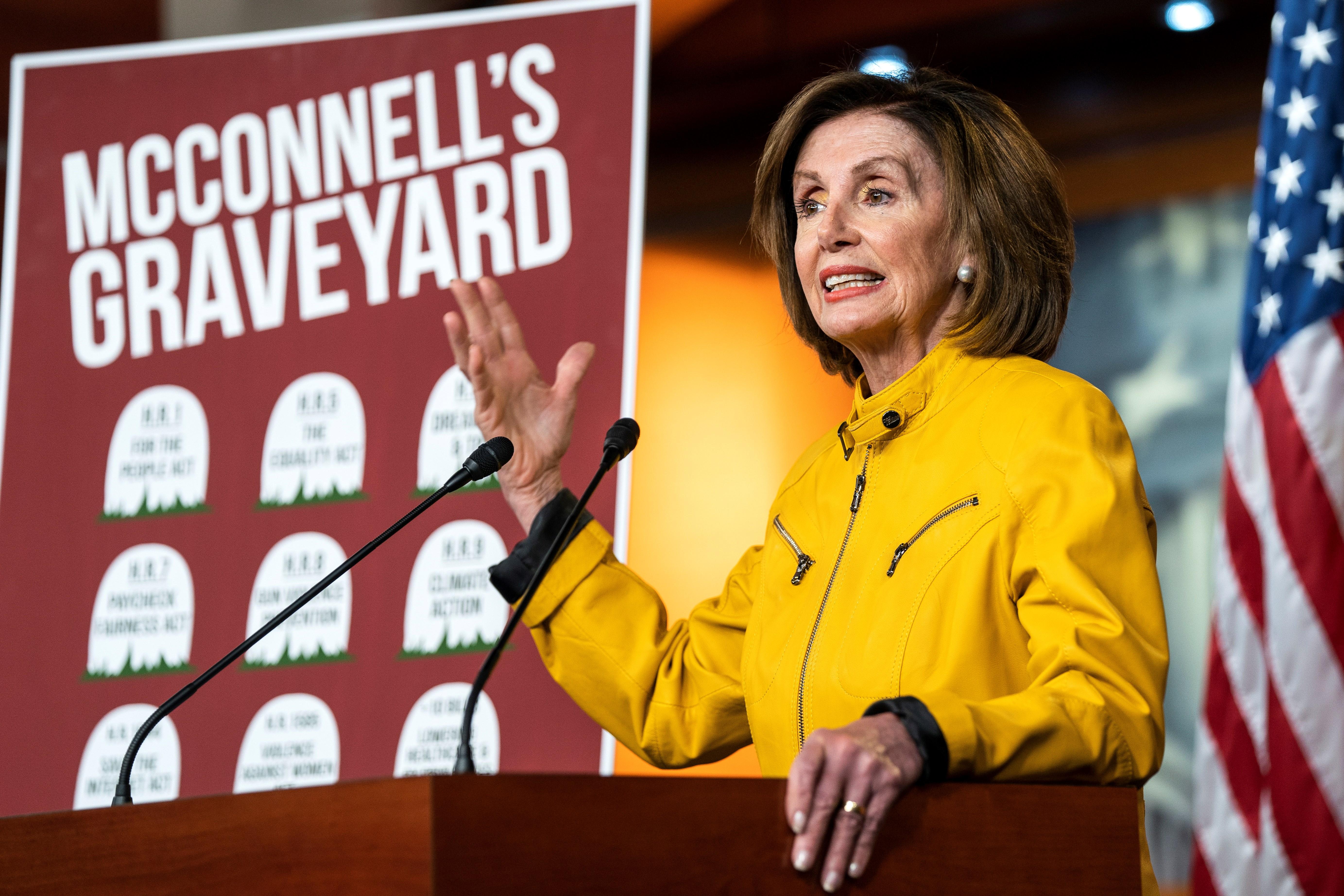 El abrigo amarillo de Nancy Pelosi