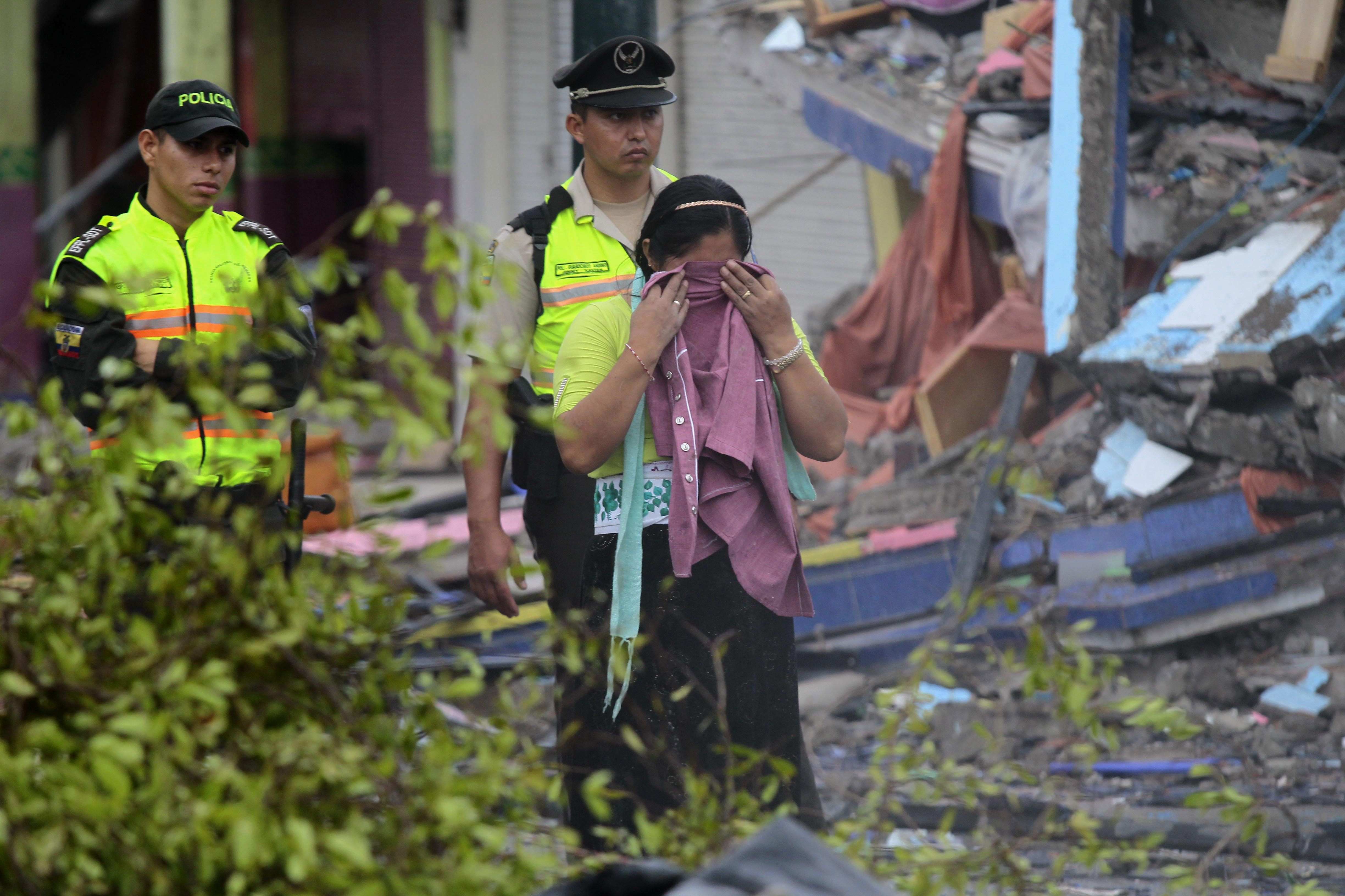 350 muertos y 2.068 heridos en el terremoto de Ecuador