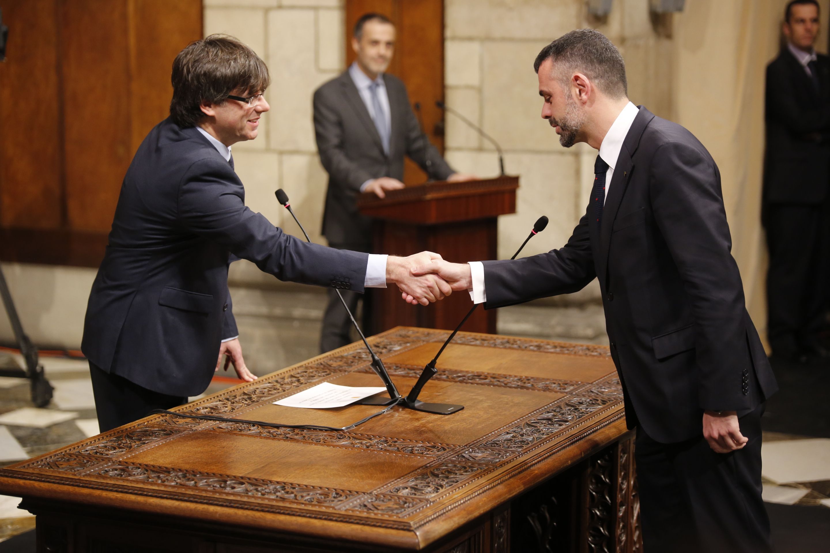 Puigdemont pide lealtad a sus consejeros
