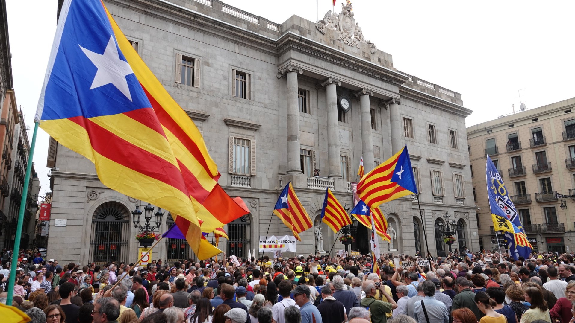 Fuerte abucheo a Ada Colau en la plaza Sant Jaume