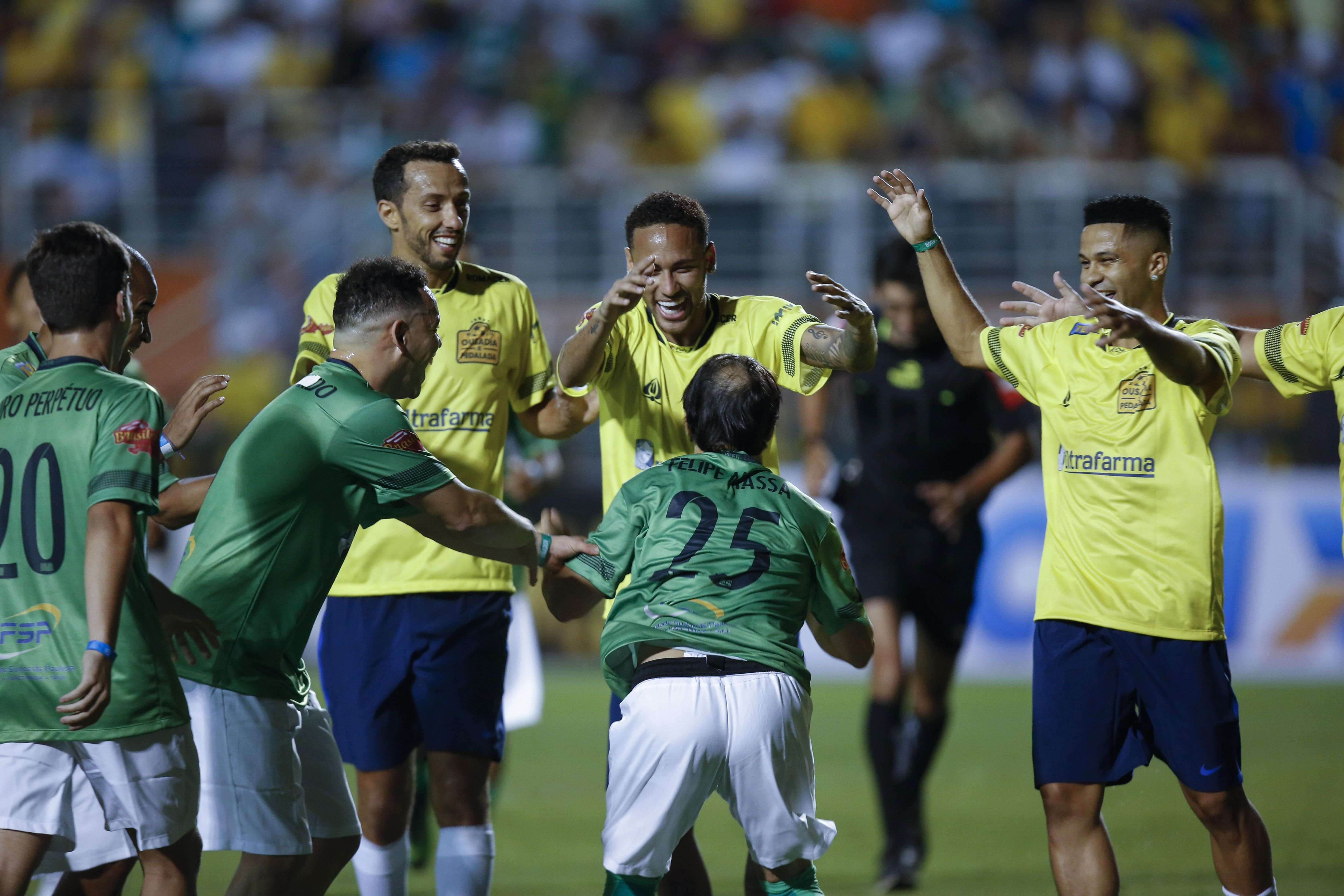 VÍDEO: Un rival se arrodilla ante Neymar en un amistoso
