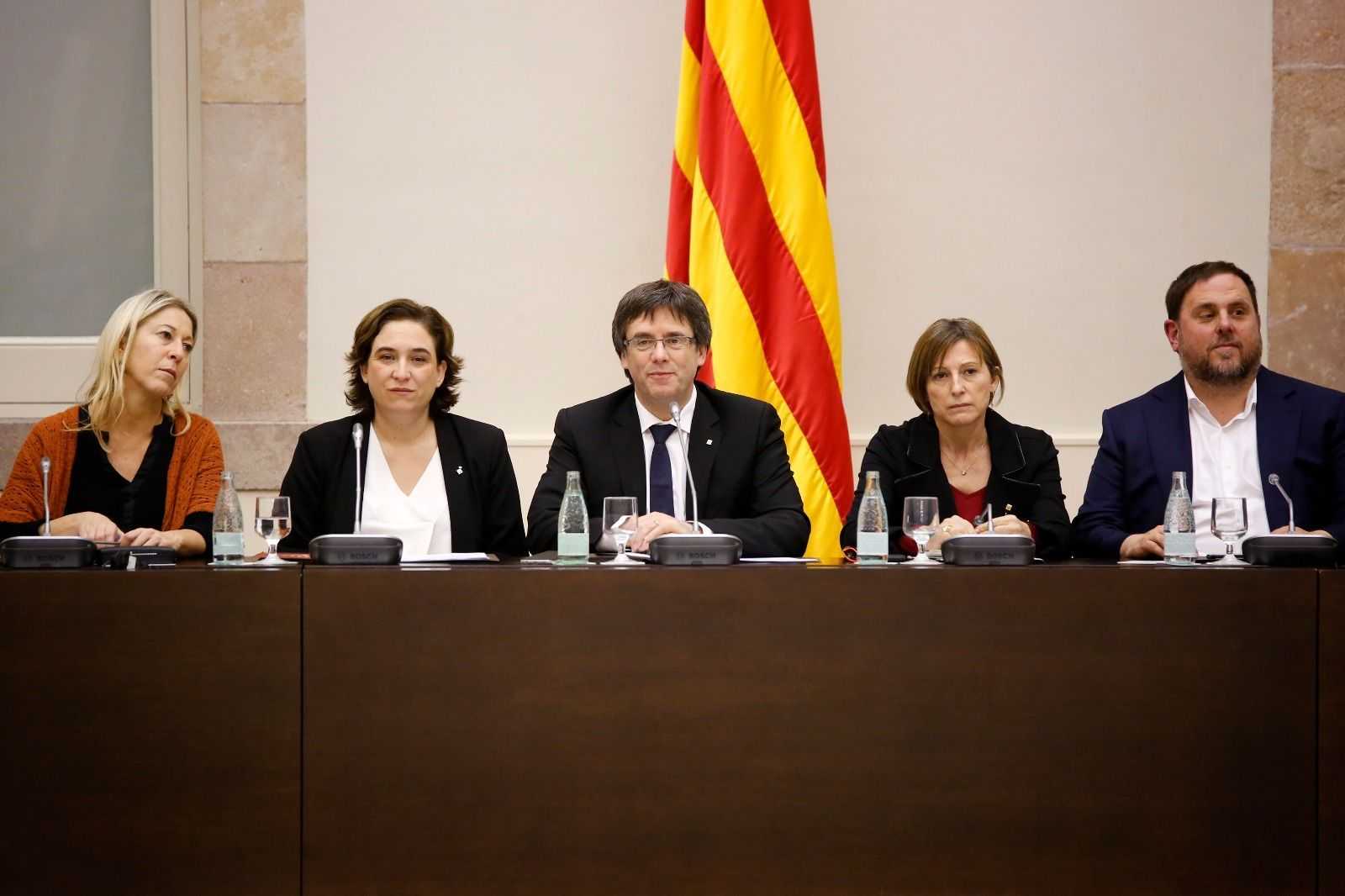 Gairebé tres hores de cimera per consensuar el pacte pel referèndum