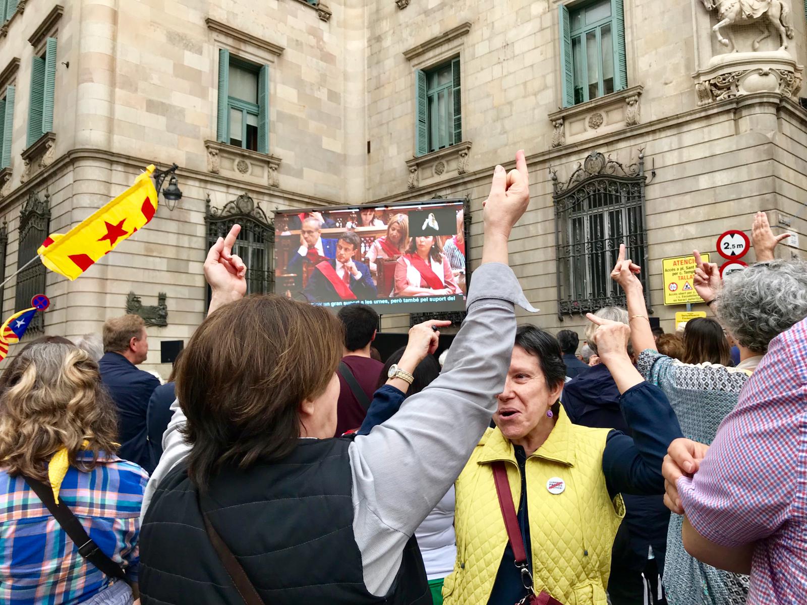 Tensión entre independentistas y 'comuns' en Sant Jaume: "Colau es un fraude"