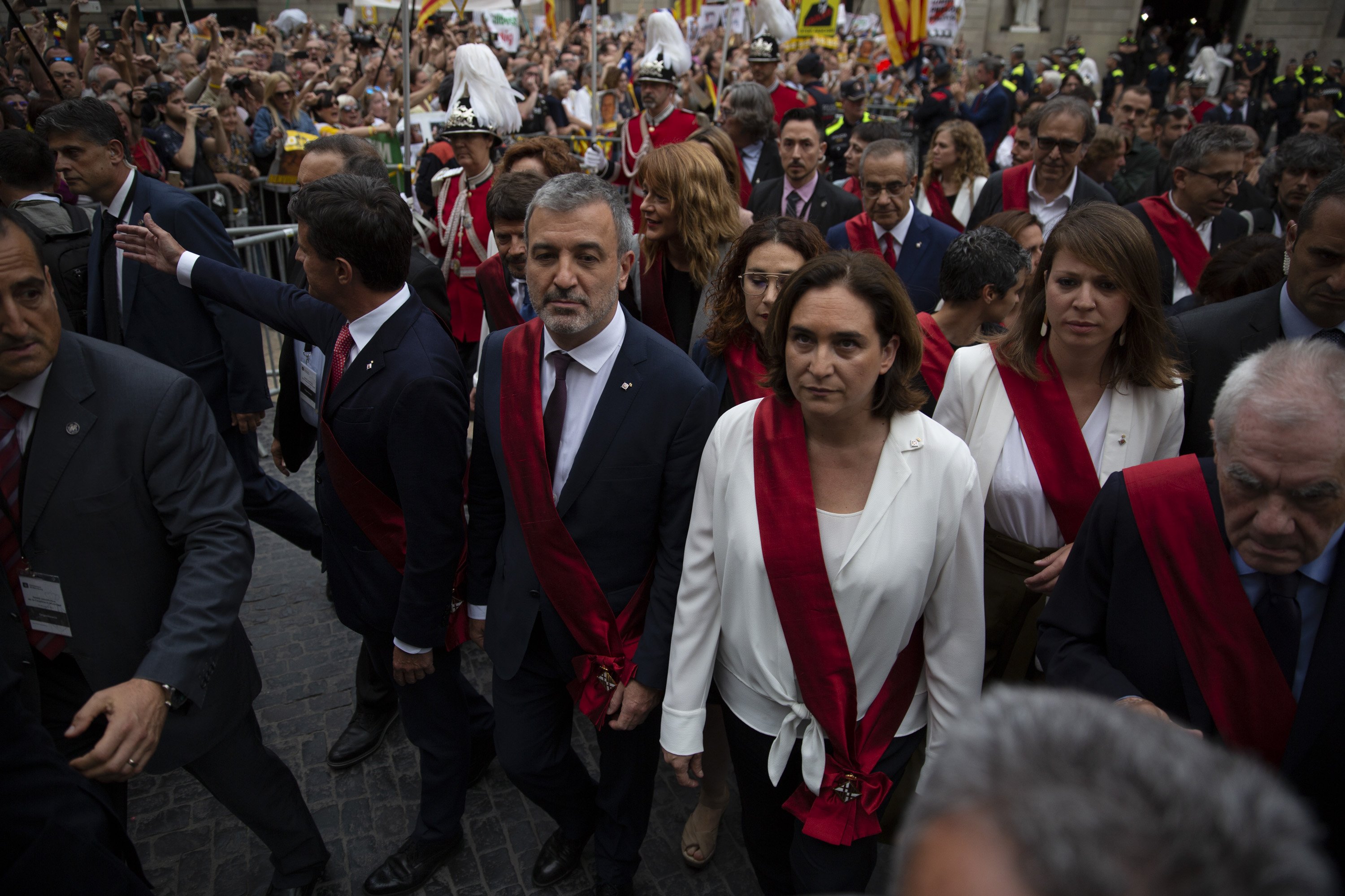 La prensa francesa retrata el pacto de "perdedores" Colau-Valls