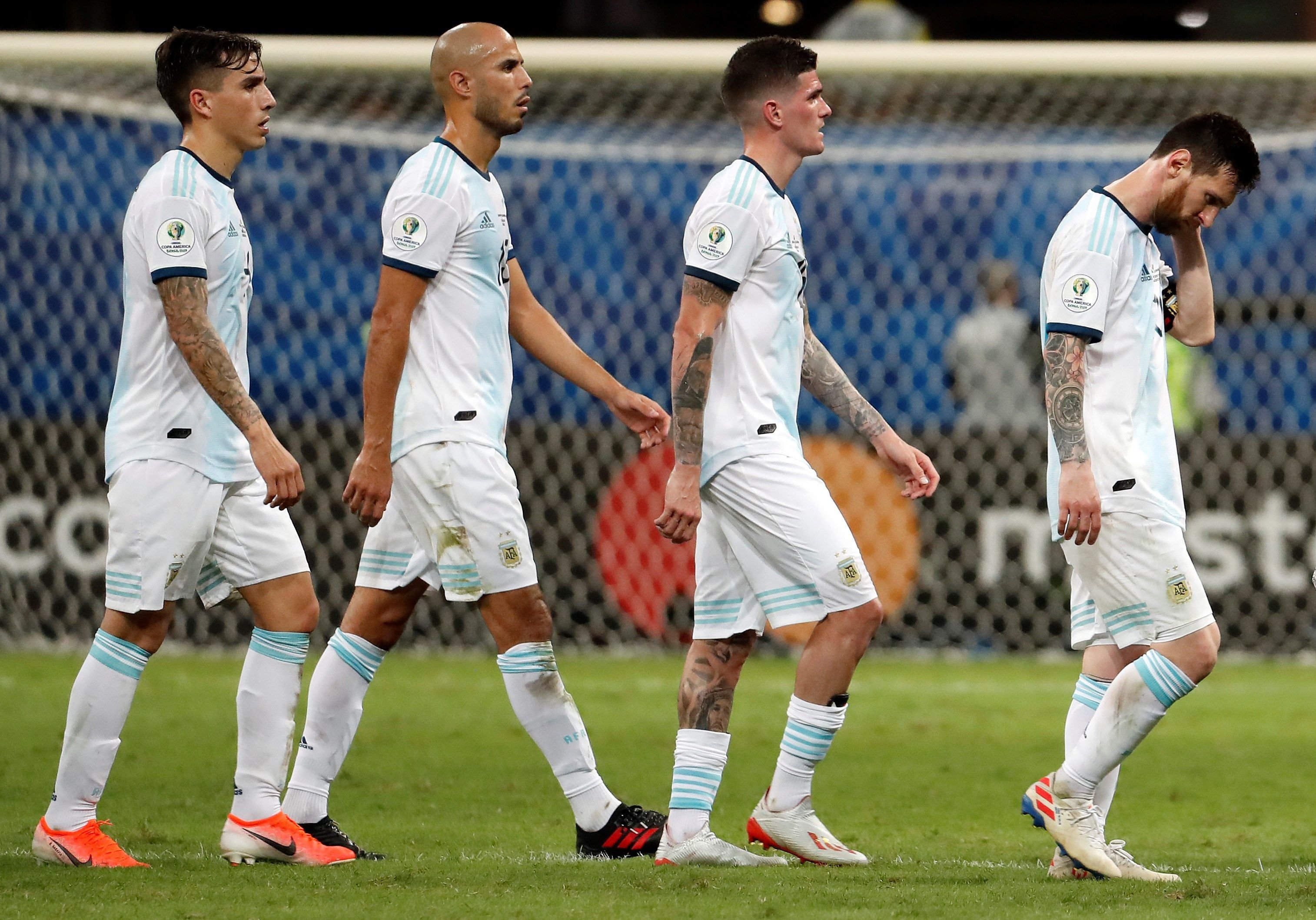 Messi y Argentina no levantan cabeza en el debut contra Colombia (0-2)