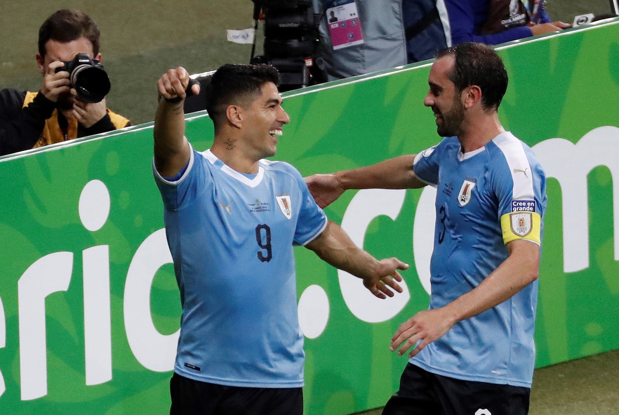 El Luis Suárez més voraç lidera el primer triomf d'Uruguai (4-0)