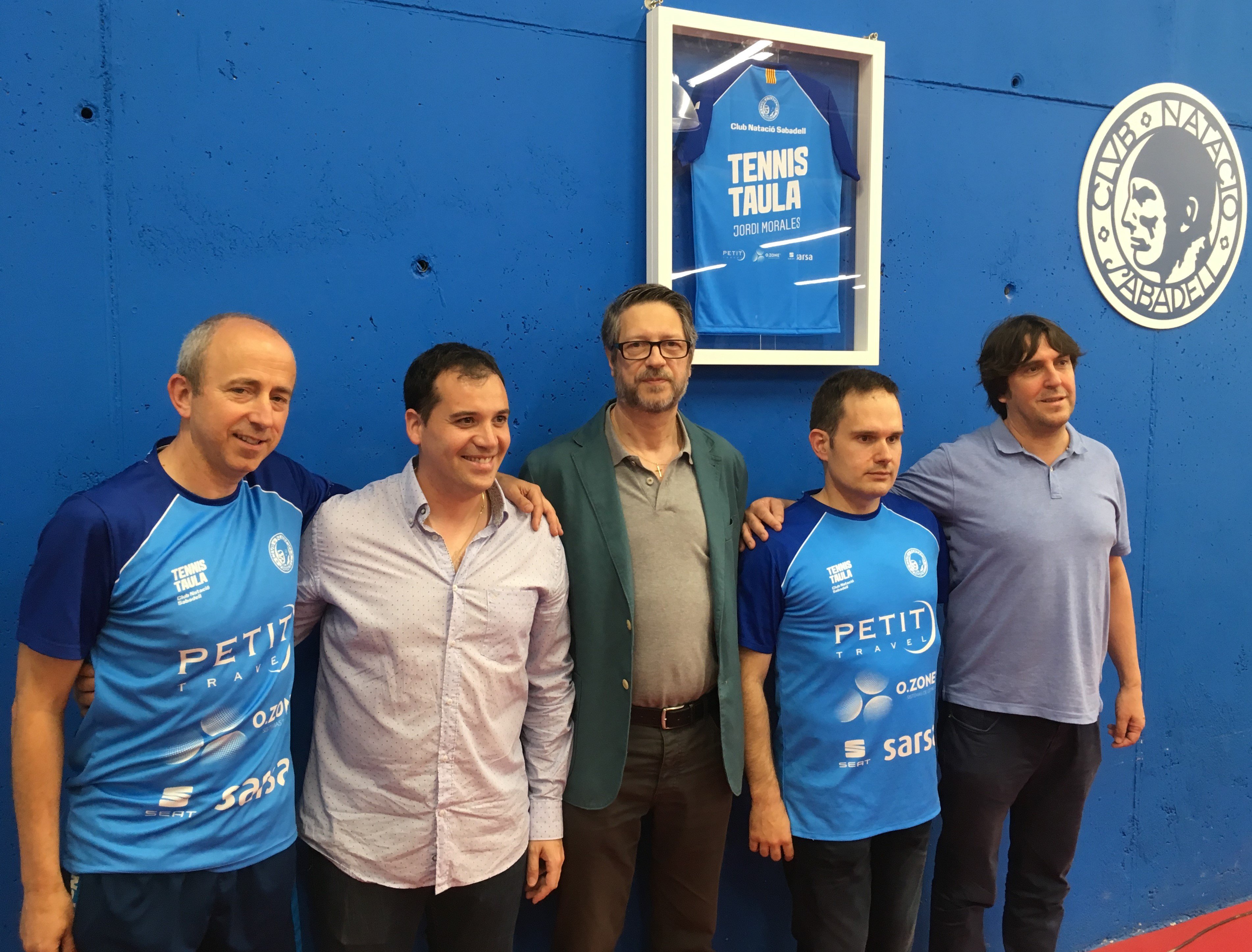 El CN Sabadell penja la samarreta del campió del món Jordi Morales a la sala de tennis de taula