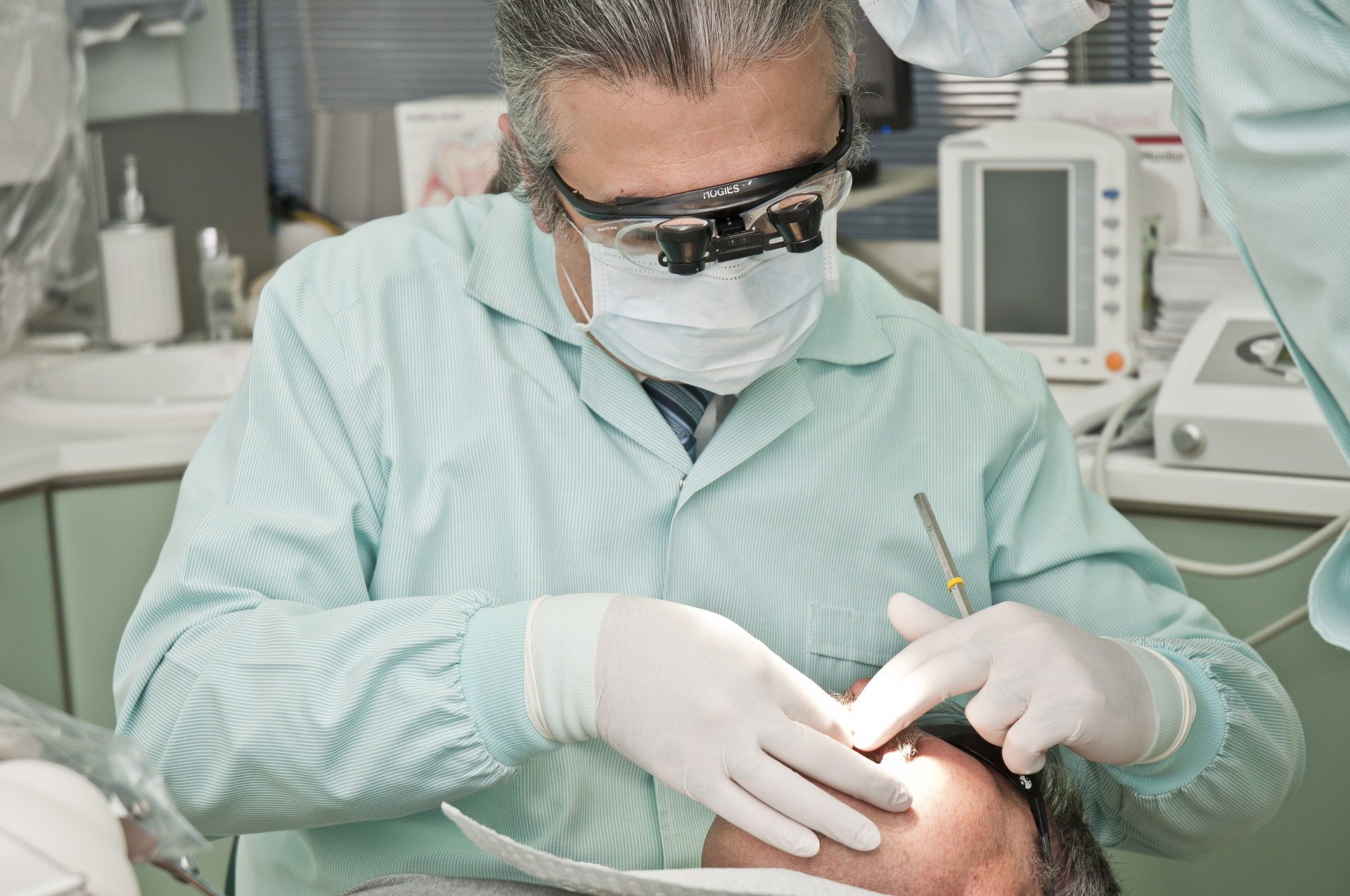 Barcelona recorre al TSJC la suspensió del dentista municipal