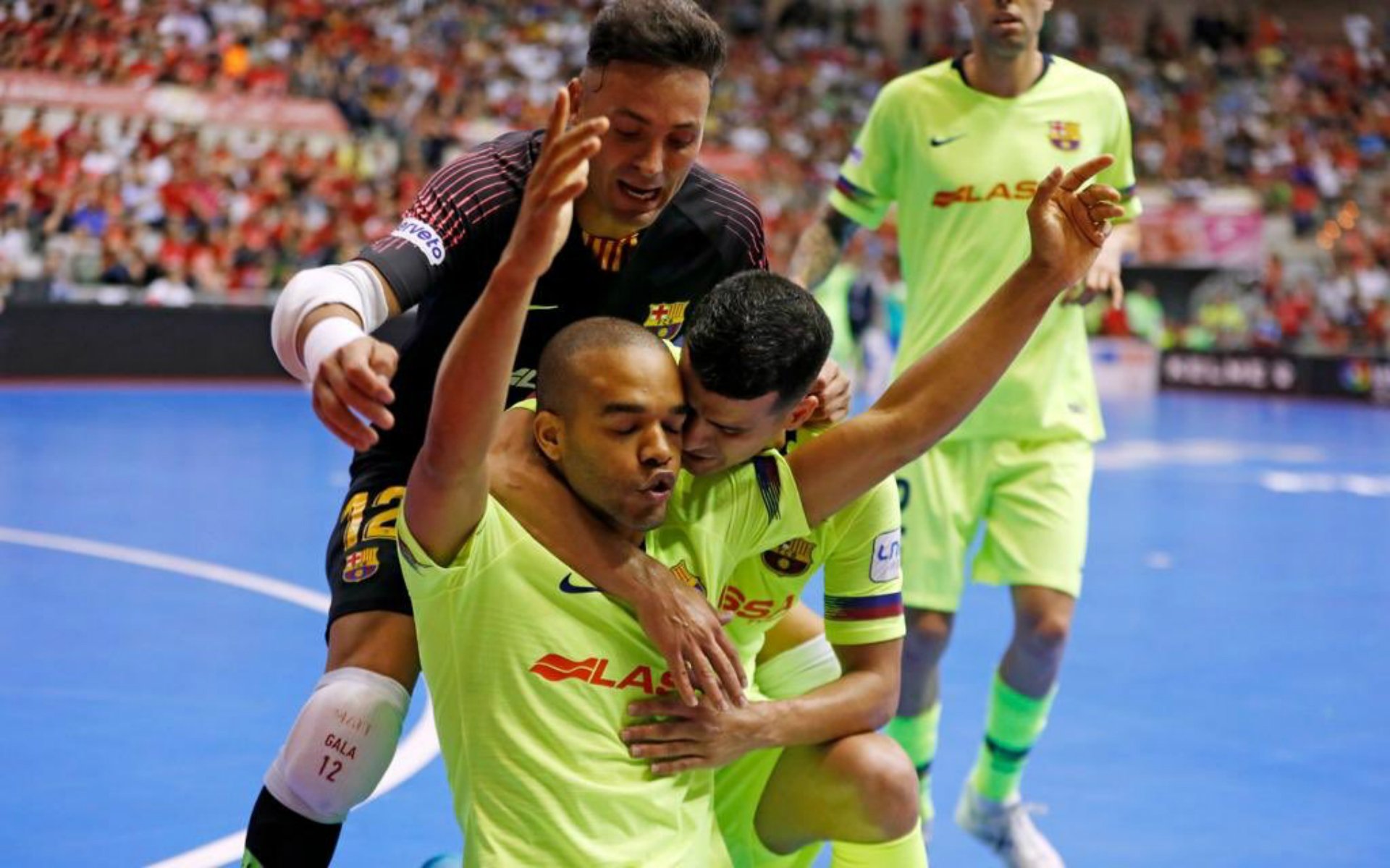 El Barça goleja i força el cinquè partit en la final de la Lliga (3-7)