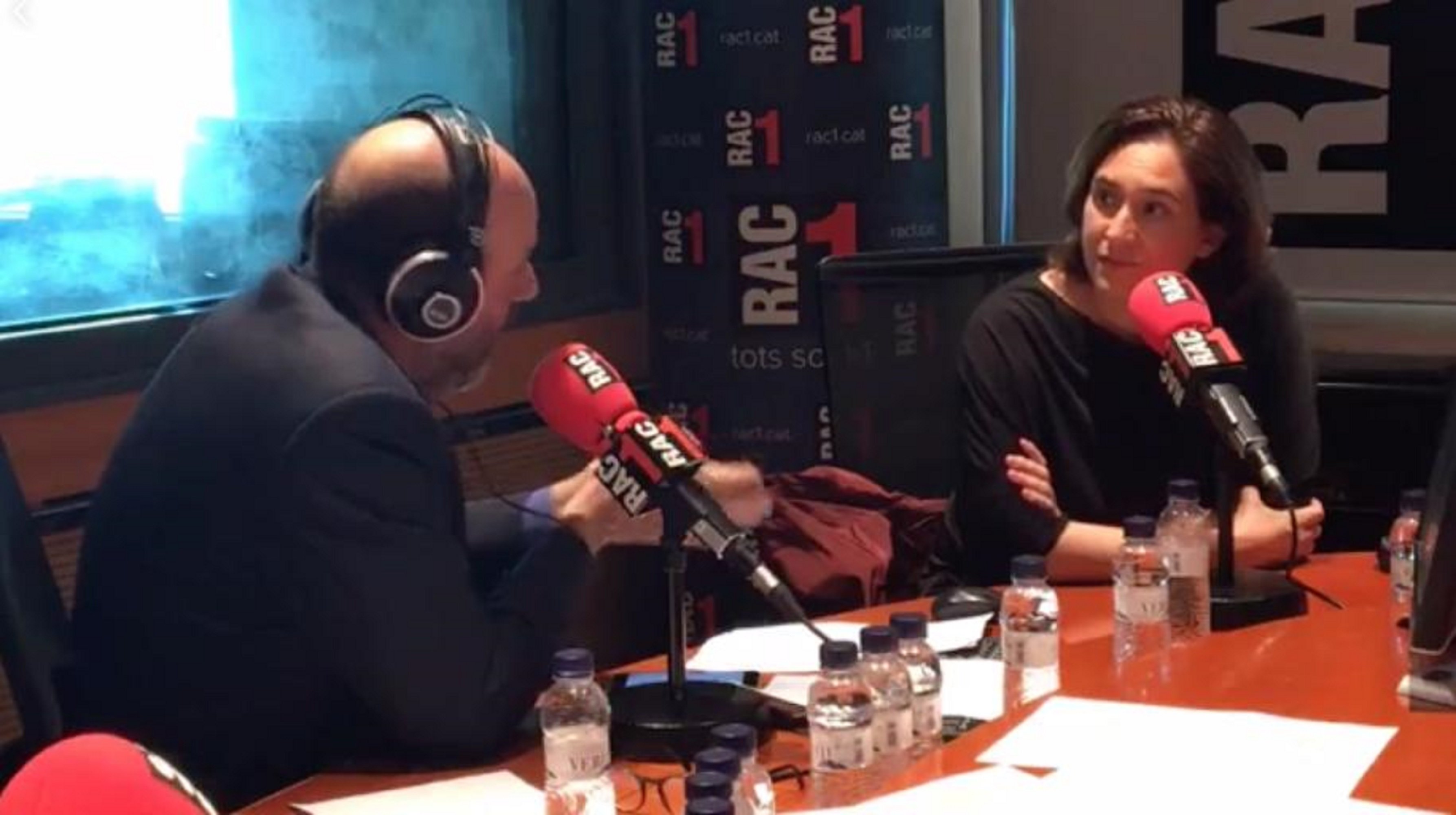 Colau se emociona en antena y admite que se ha planteado dejar la política